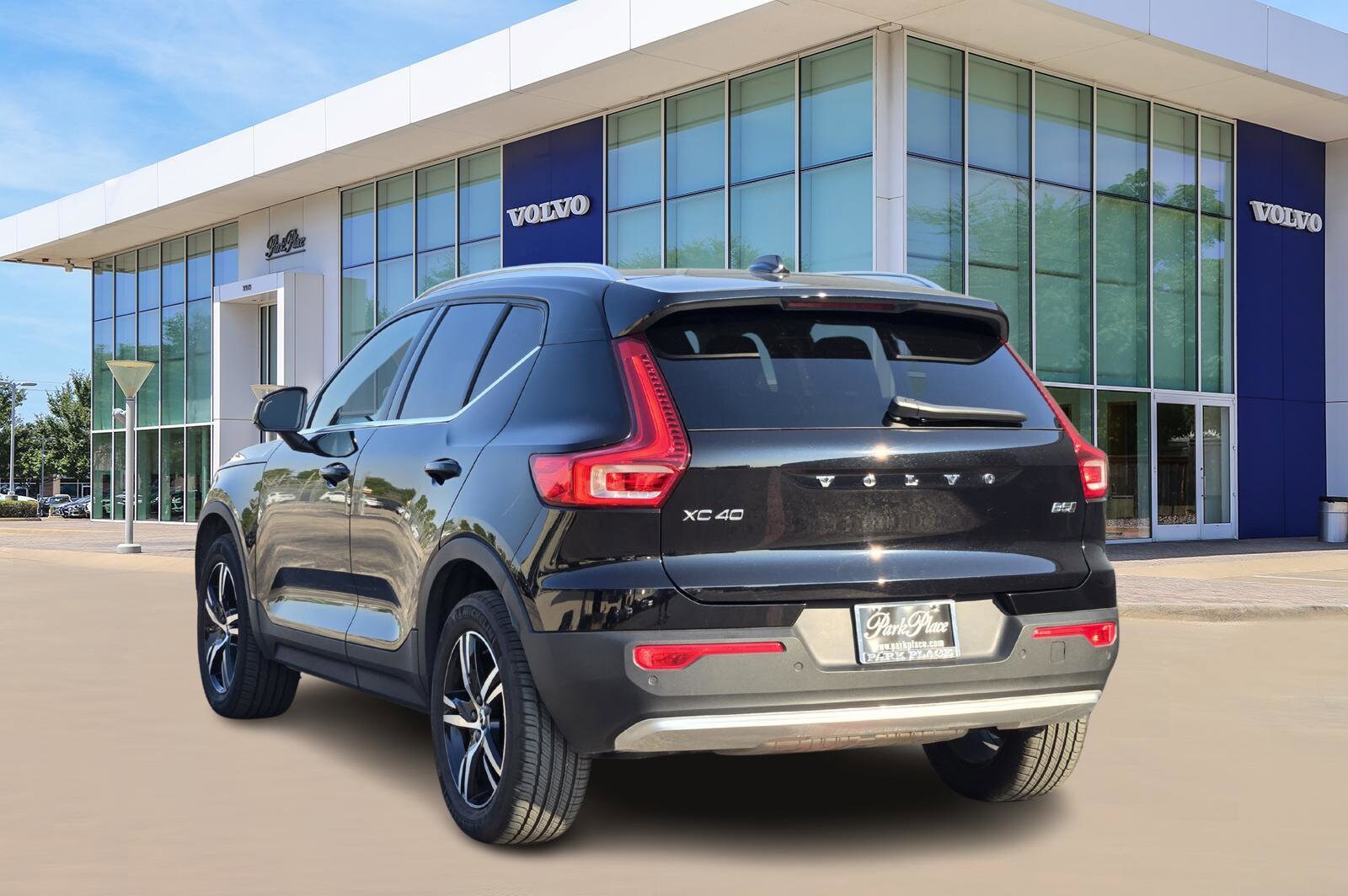 2025 Volvo XC40 Core photo 4