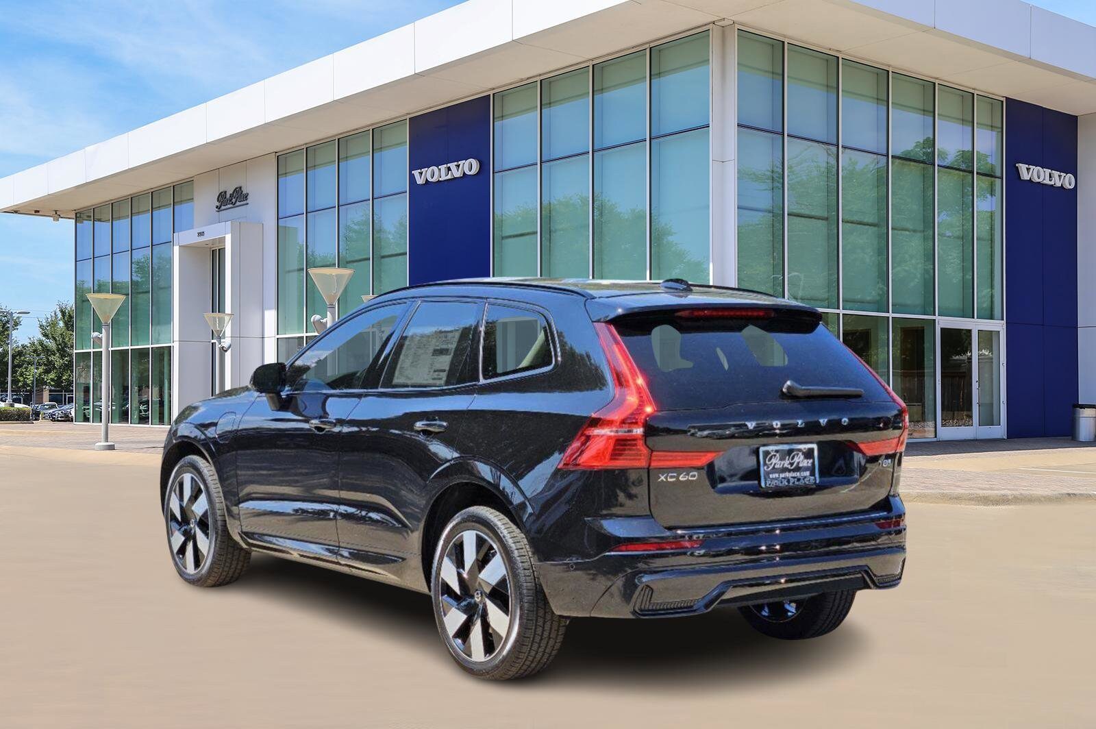 2025 Volvo XC60 Hybrid Plus photo 4