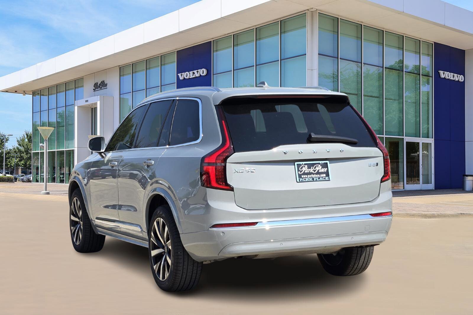 2025 Volvo XC90 Core photo 3