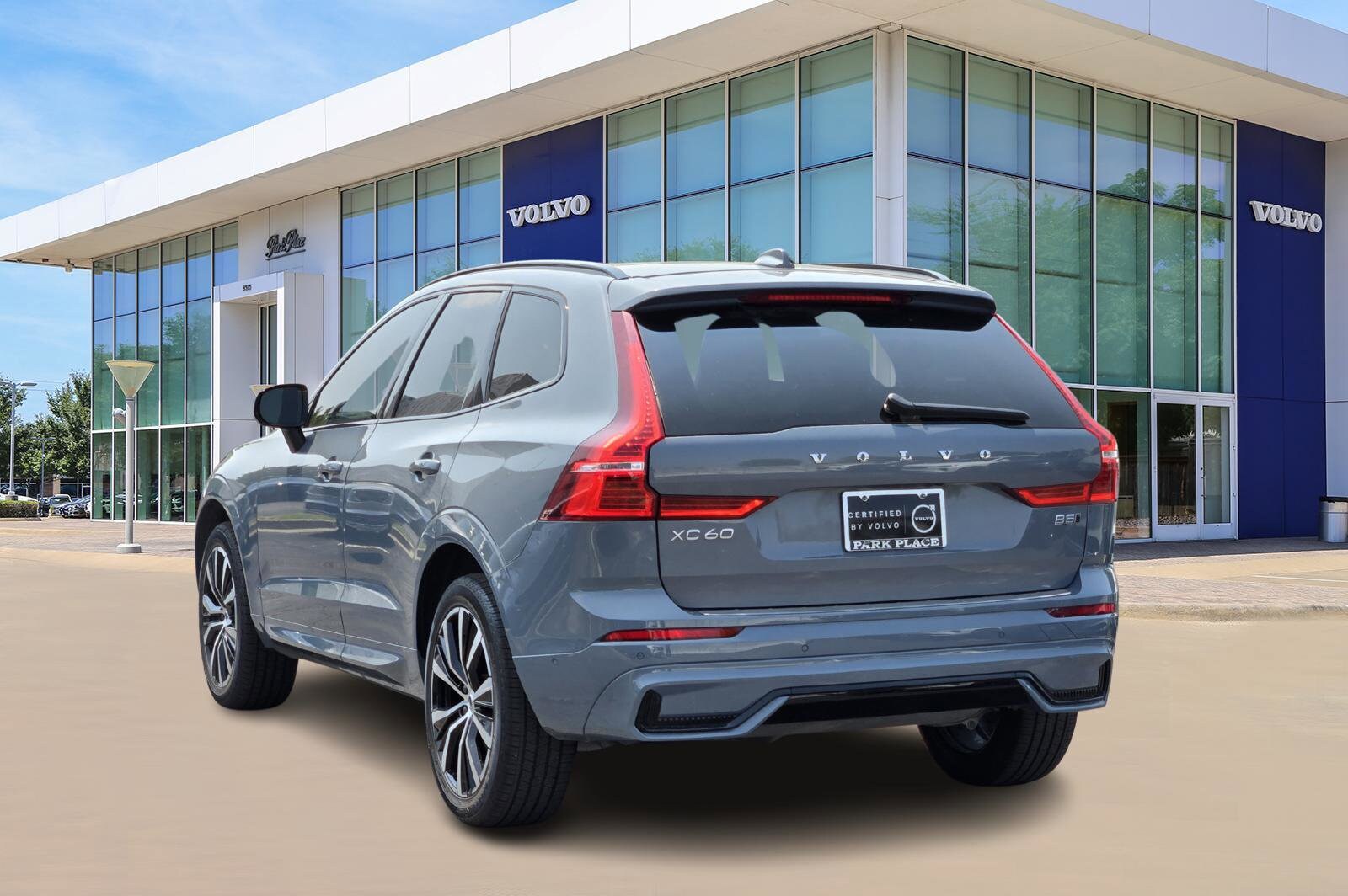 2023 Volvo XC60 B5 Ultimate photo 4