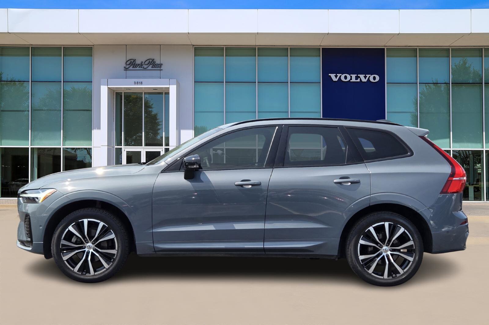 2023 Volvo XC60 B5 Ultimate photo 3