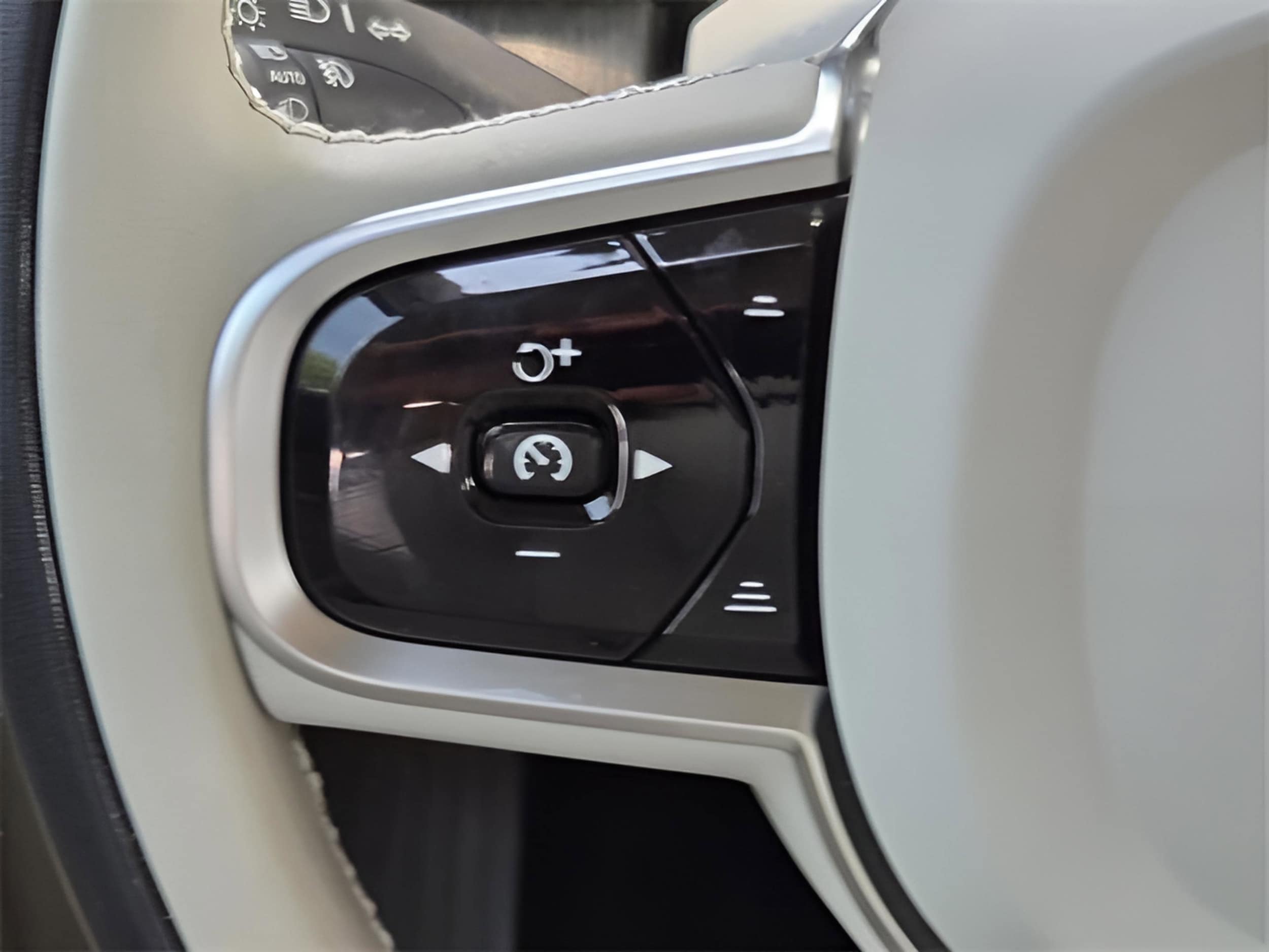 2025 Volvo XC90 Plus - Photo 36