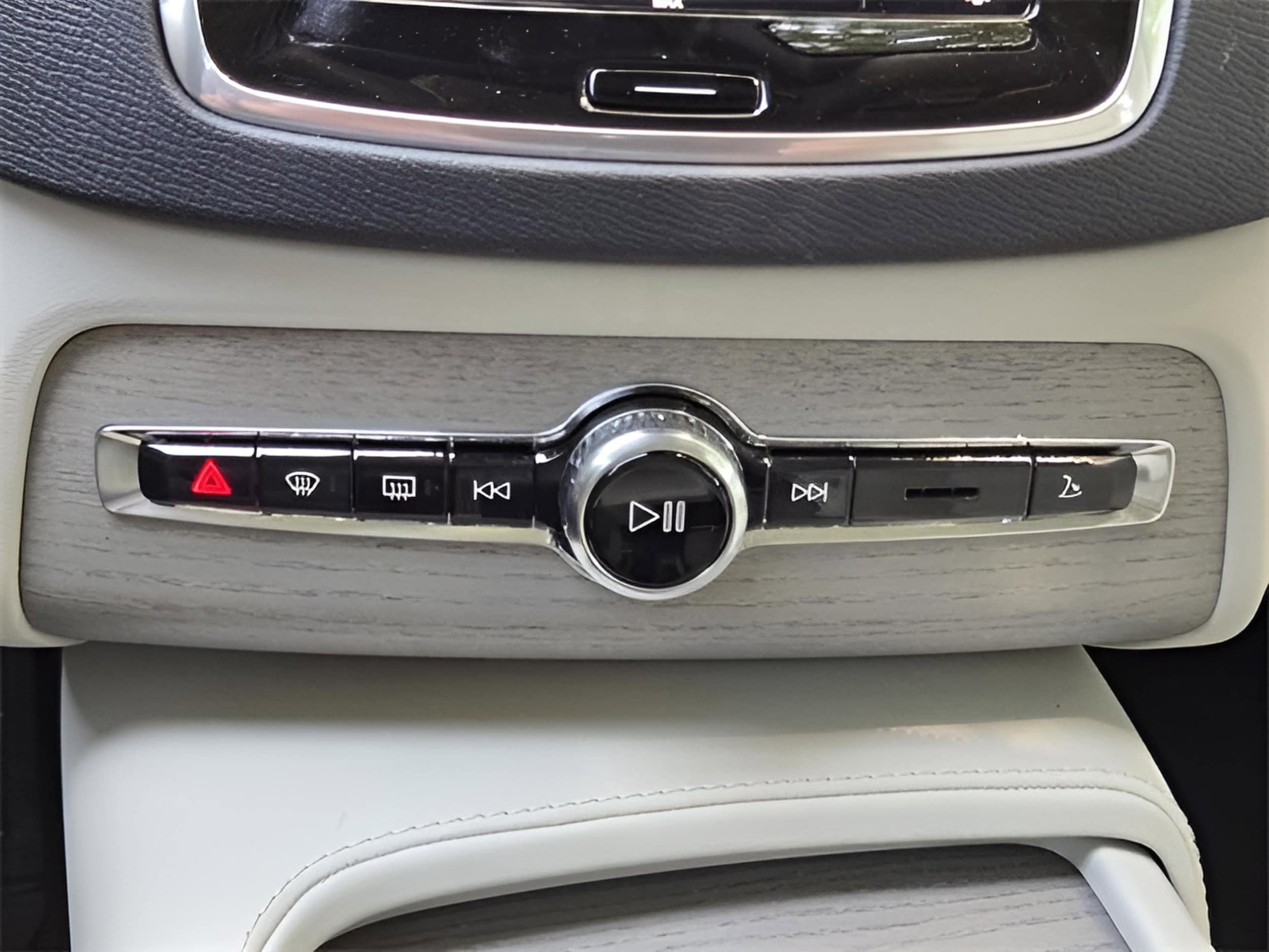 2025 Volvo XC90 Plus - Photo 27