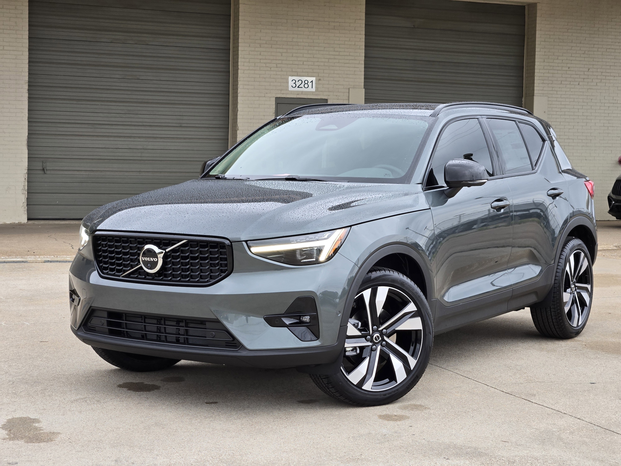 2026 Volvo XC40 B5 Plus Dark AWD's photo