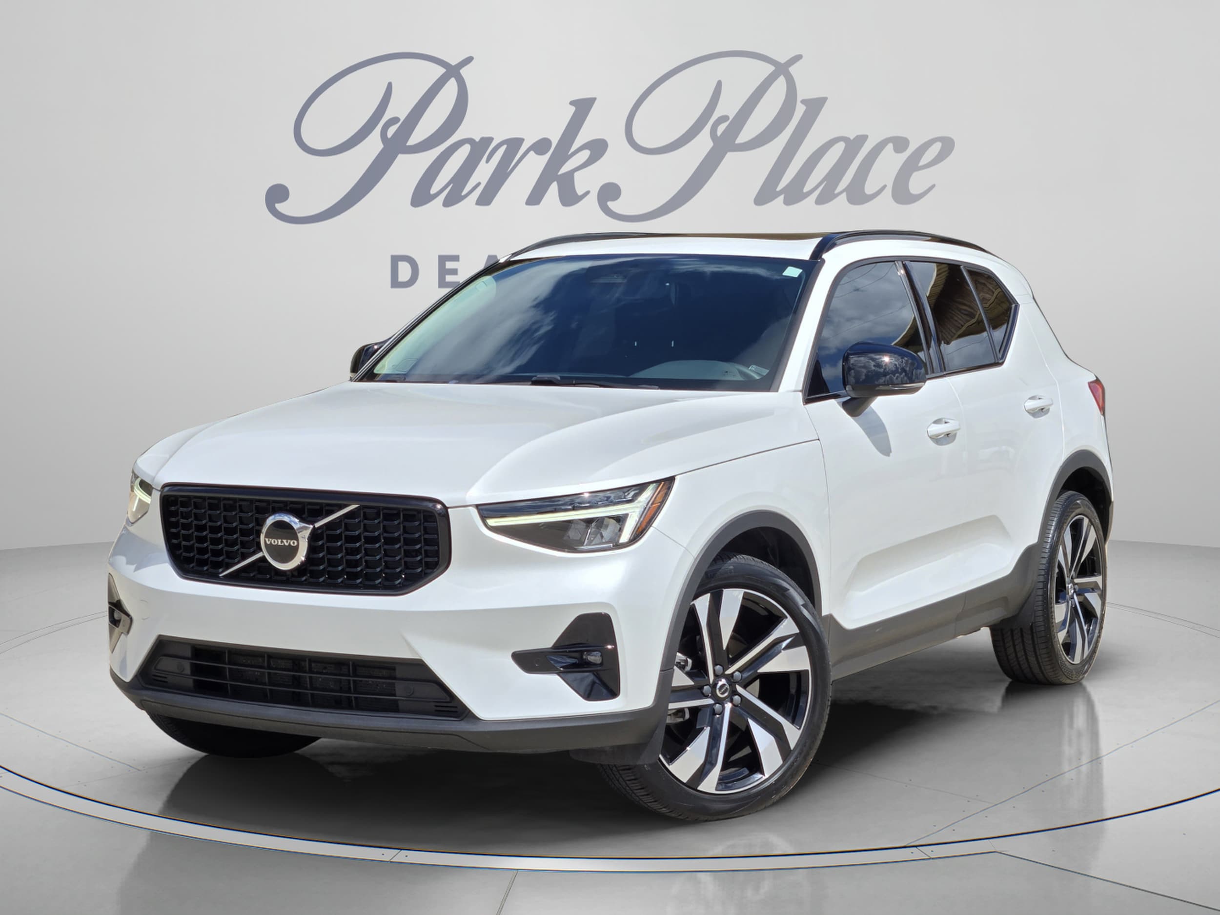2023 Volvo XC40 B5 Plus Dark AWD's photo