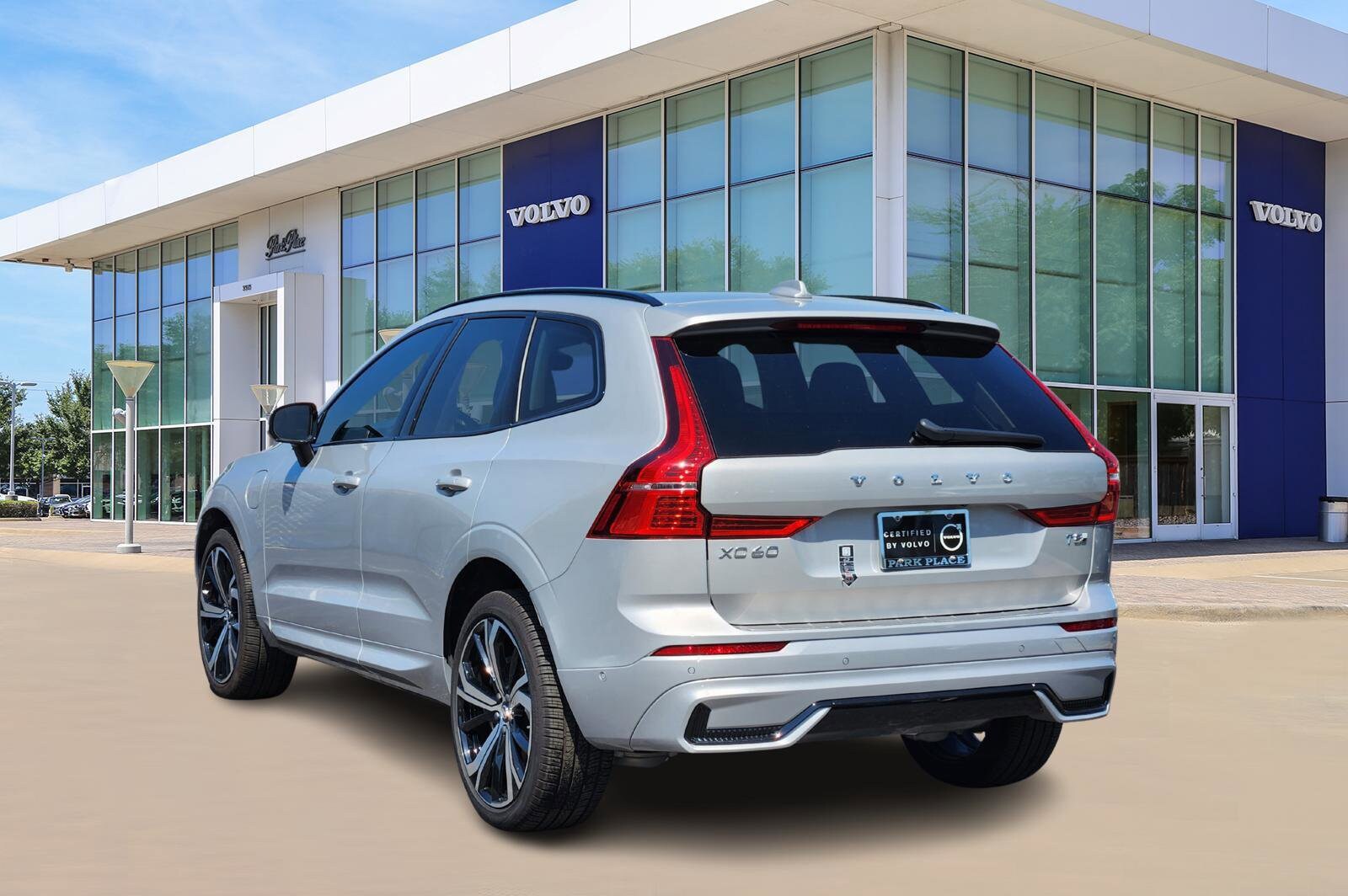 2025 Volvo XC60 Hybrid photo 2