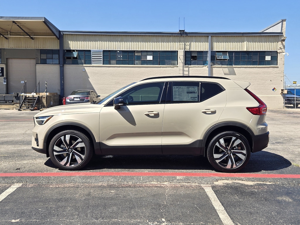 New 2026 Volvo XC40 B5 Ultra SUV