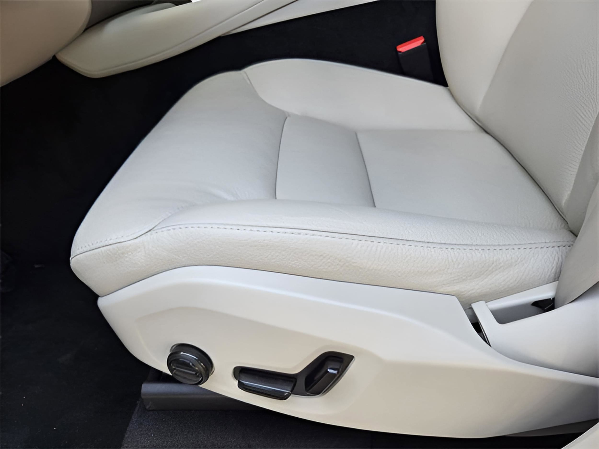 2025 Volvo XC90 Plus - Photo 32