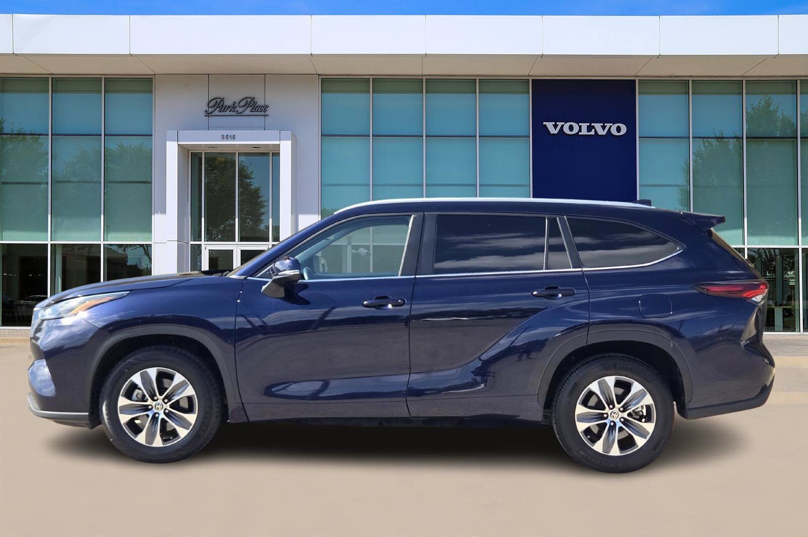 2024 Toyota Highlander LE photo 2