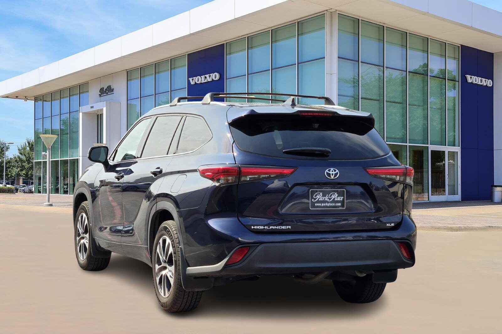 2021 Toyota Highlander XLE photo 2