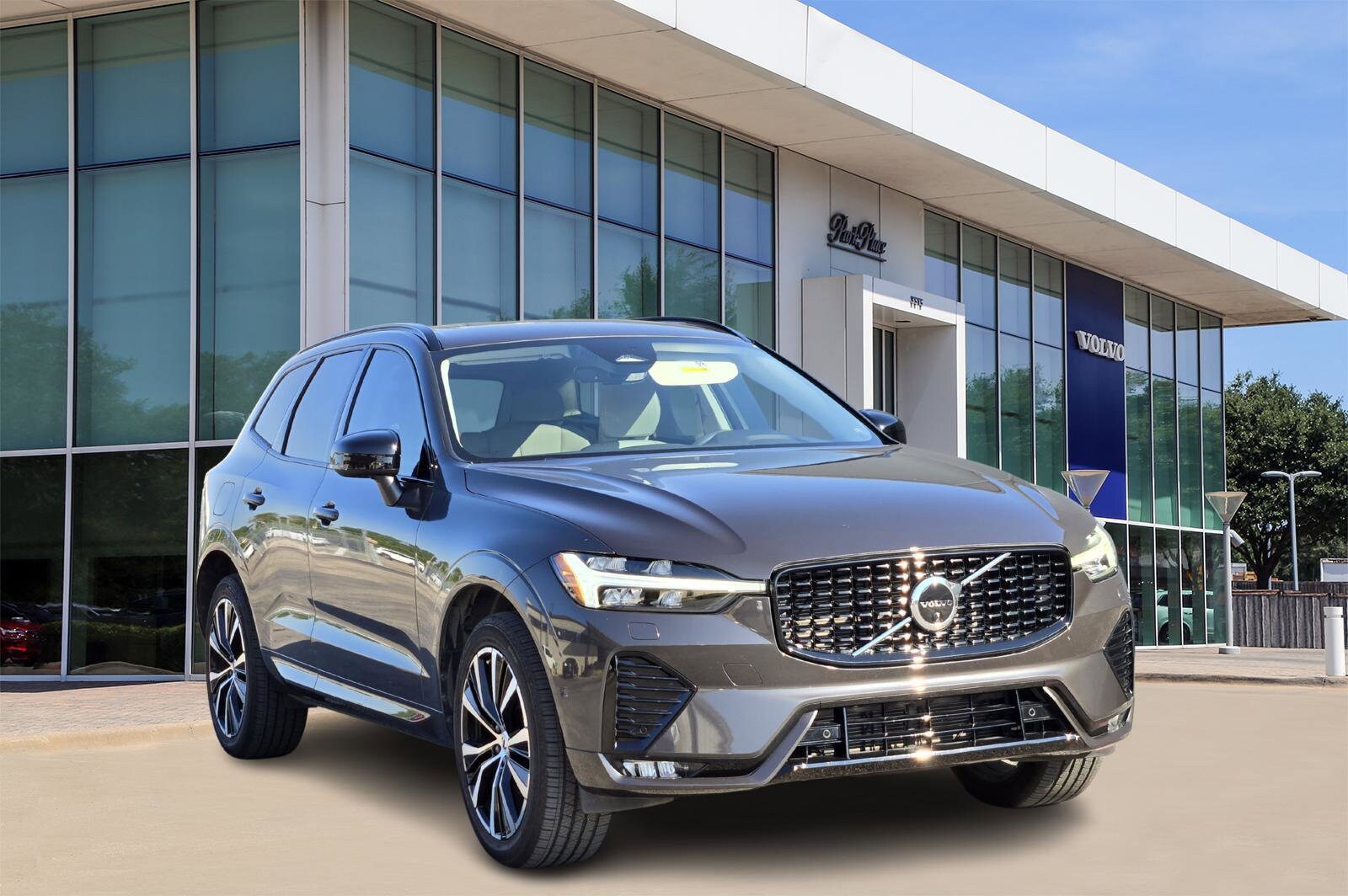 2023 Volvo XC60 B5 Plus photo 2
