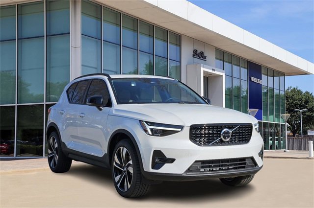 2025 Volvo XC40 photo 2