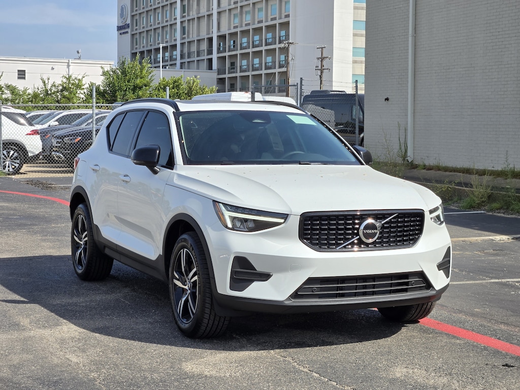 New 2026 Volvo XC40 B5 Core SUV