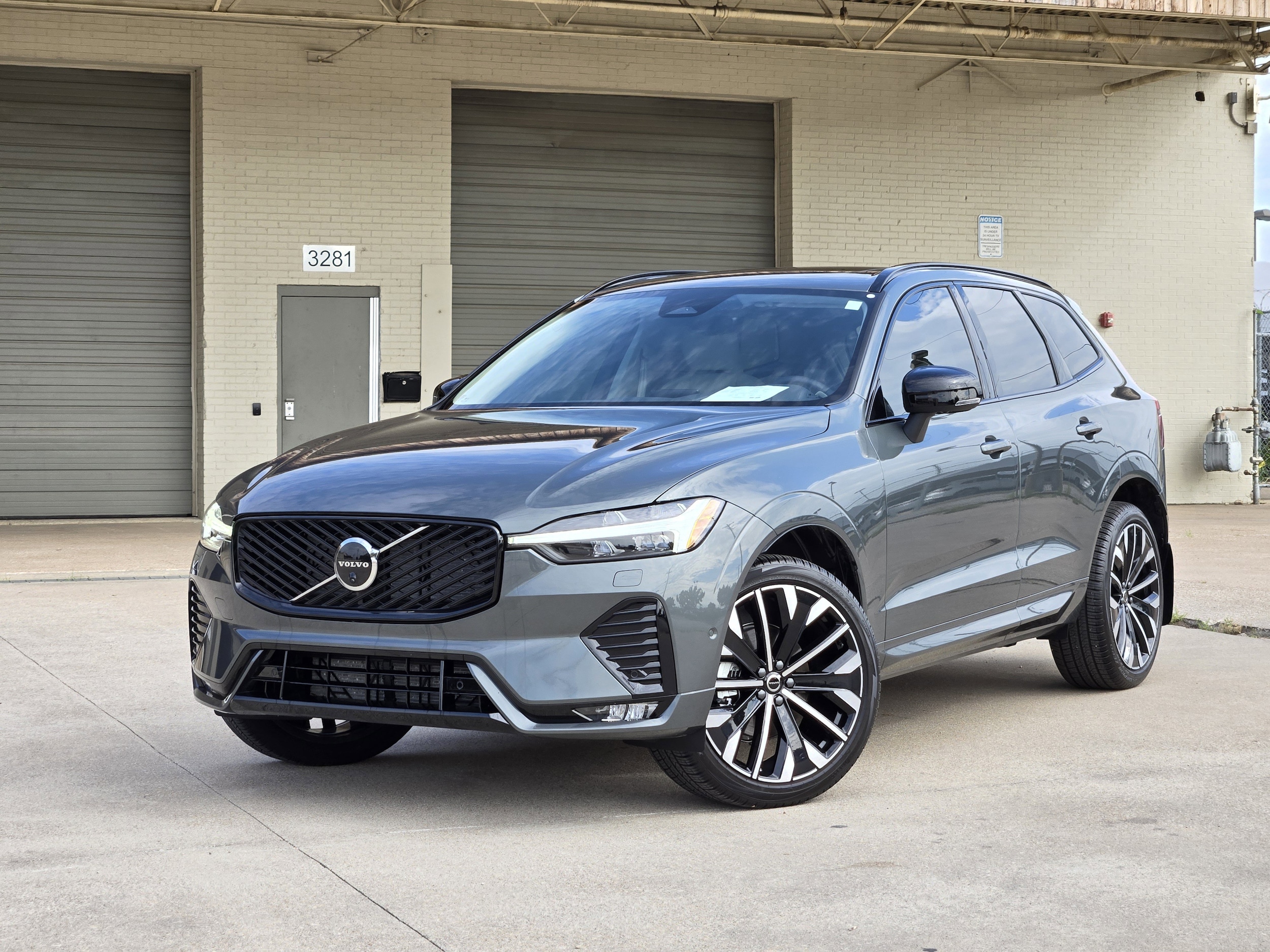 2026 Volvo XC60 B5 Ultra Dark AWD's photo