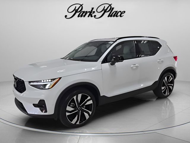 2025 Volvo XC40 B5 Plus Dark AWD's photo