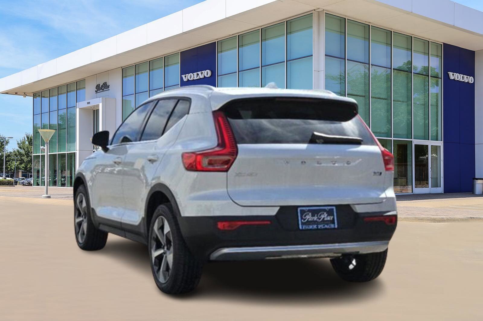 2025 Volvo XC40 Core photo 3
