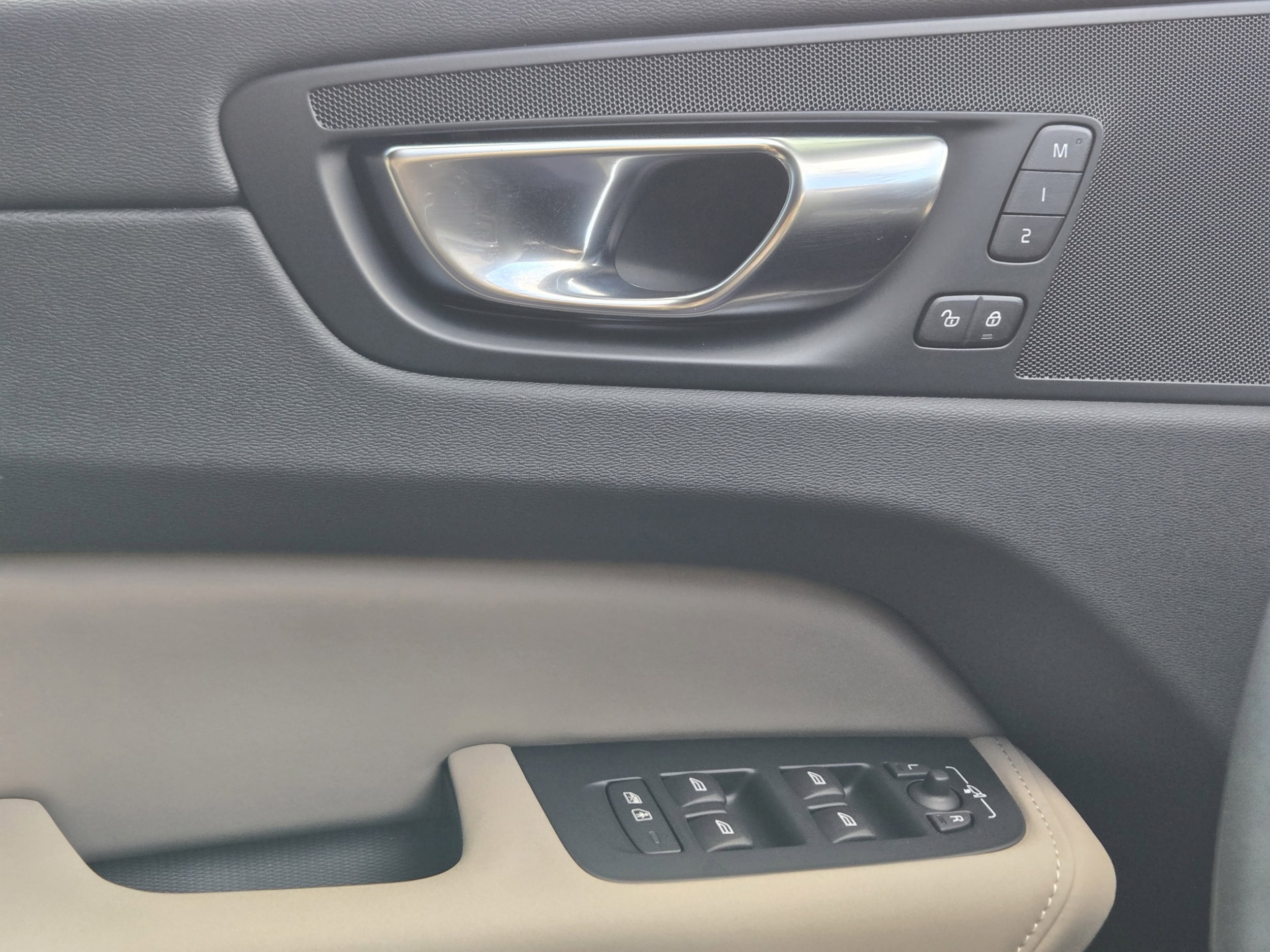 2026 Volvo XC60 Plus - Photo 18