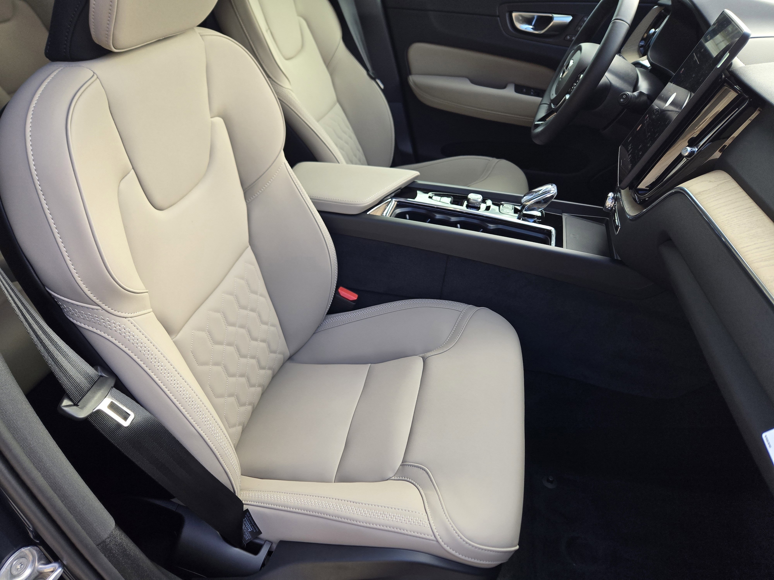 2026 Volvo XC60 Plus - Photo 9