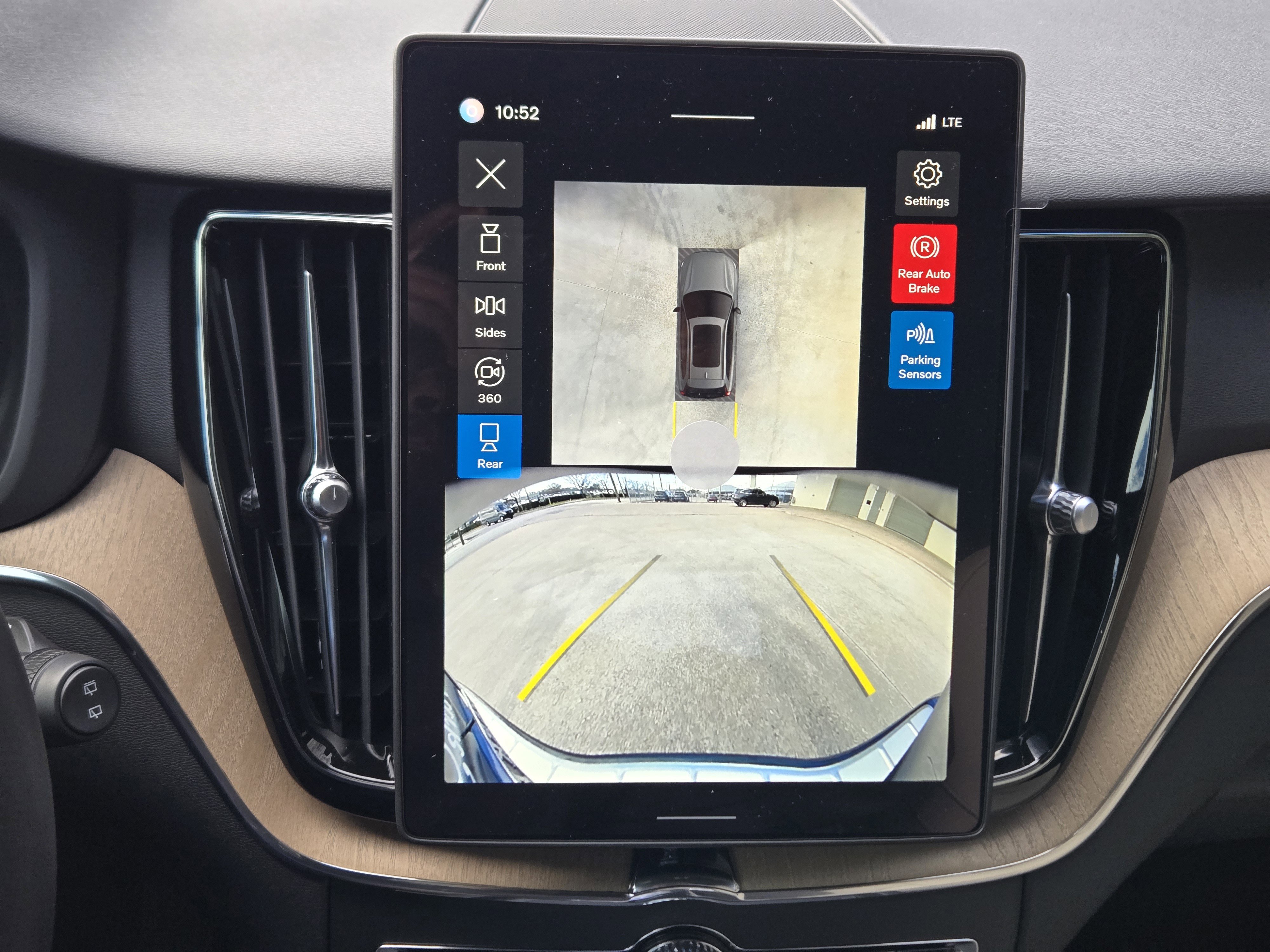 2026 Volvo XC60 Plus - Photo 13