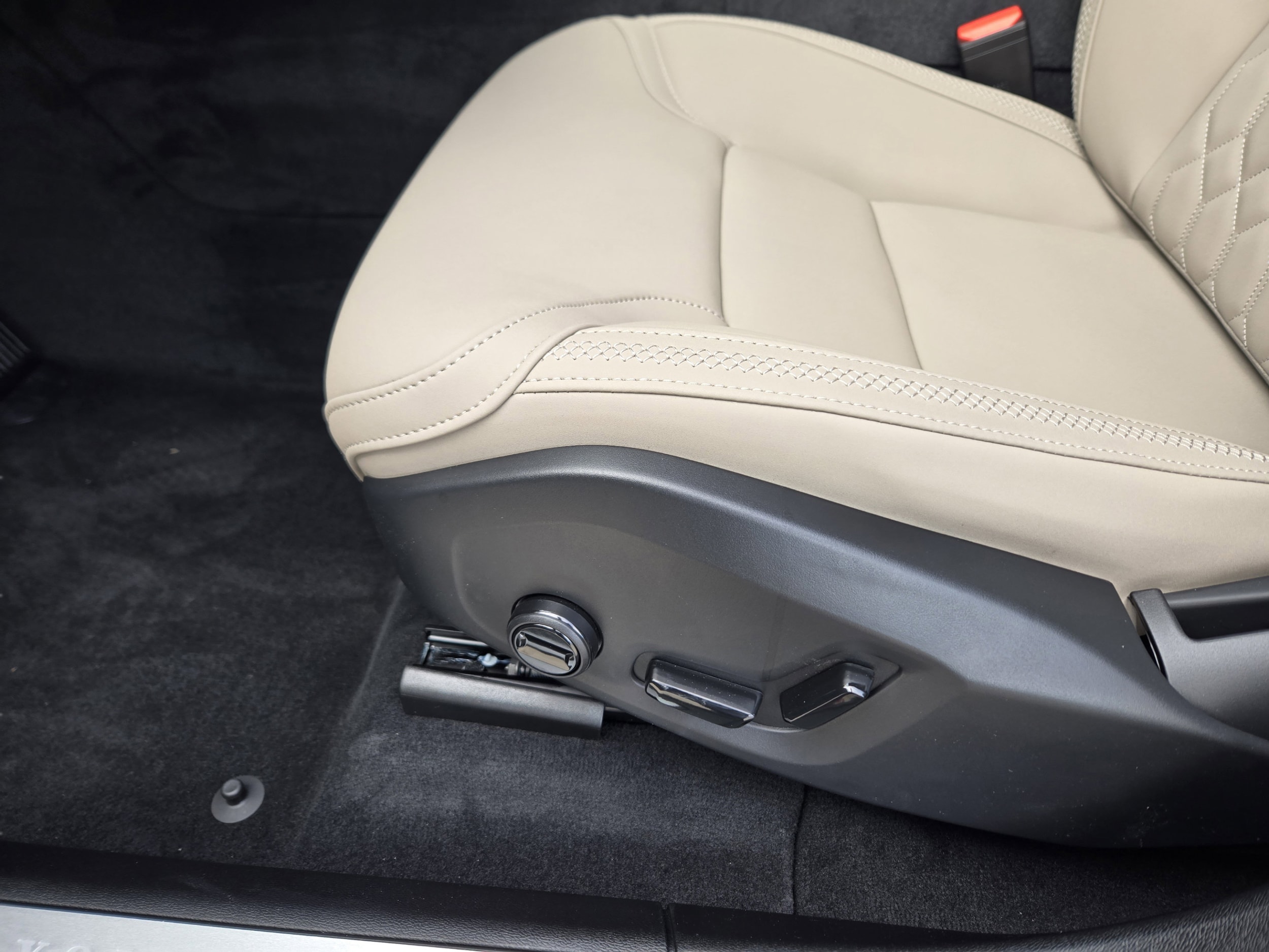 2026 Volvo XC60 Plus - Photo 19