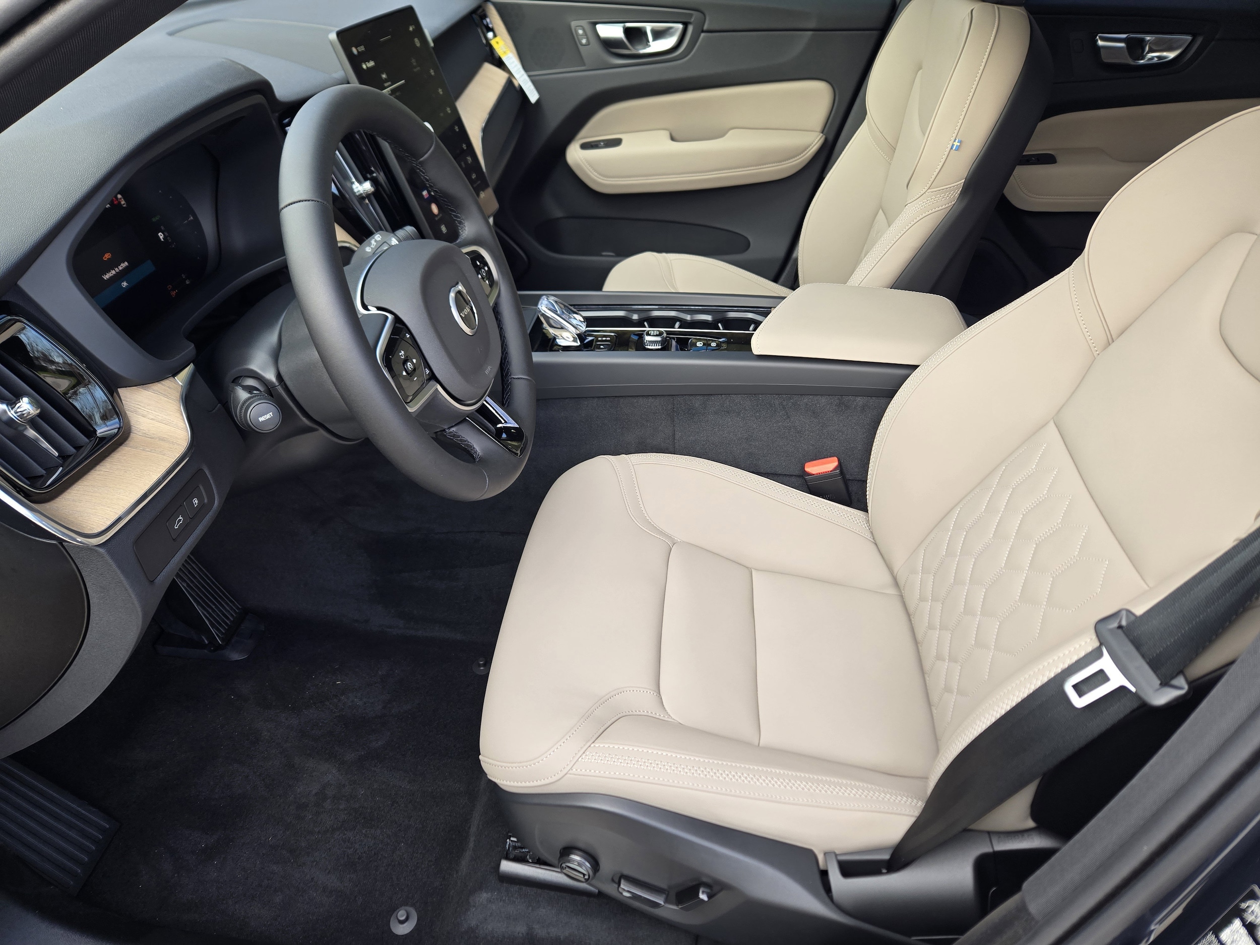 2026 Volvo XC60 Plus - Photo 8