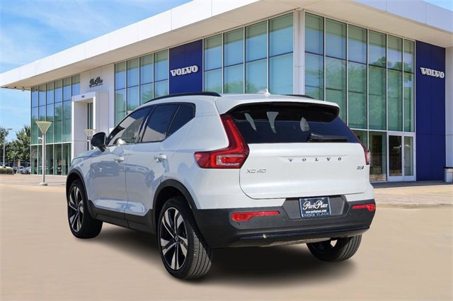 2025 Volvo XC40 photo 4
