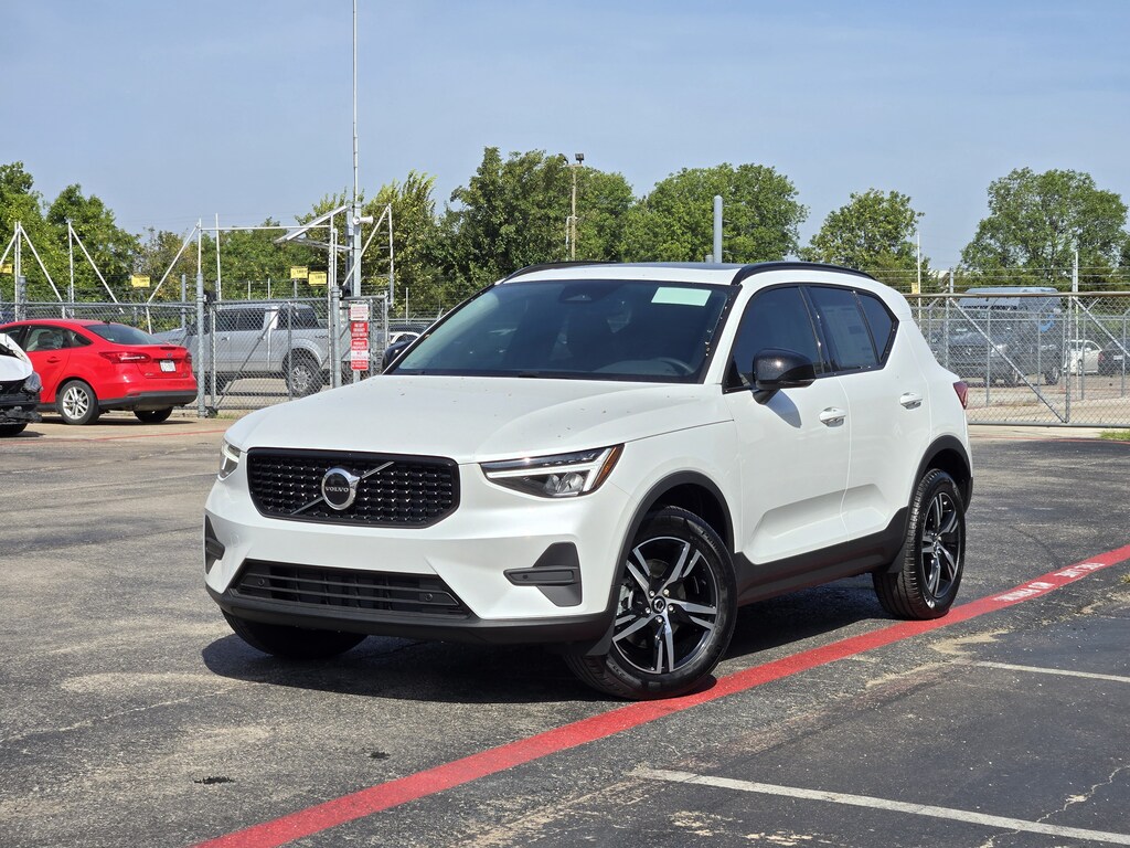 New 2026 Volvo XC40 B5 Core SUV