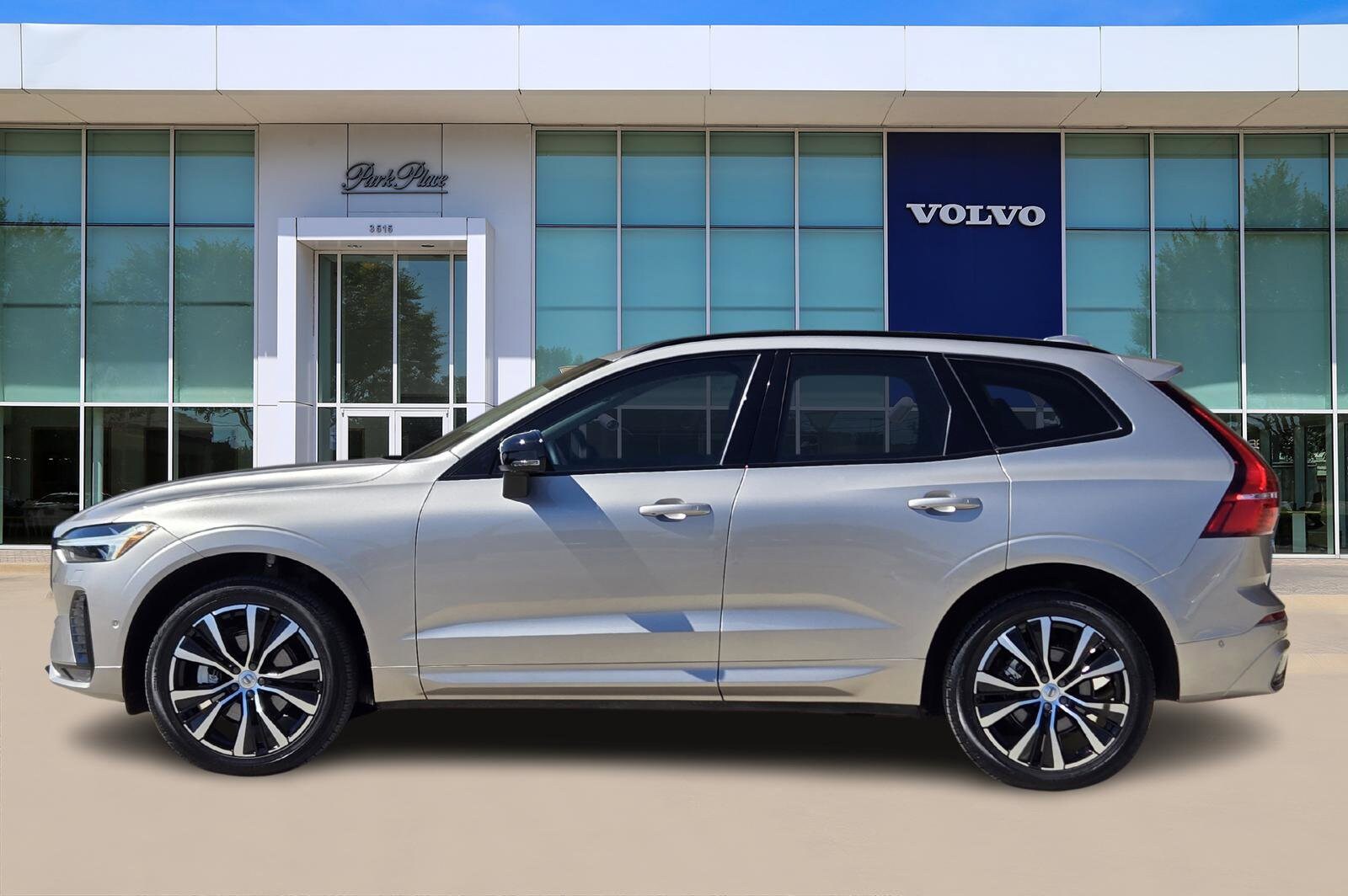 2025 Volvo XC60 Plus photo 3