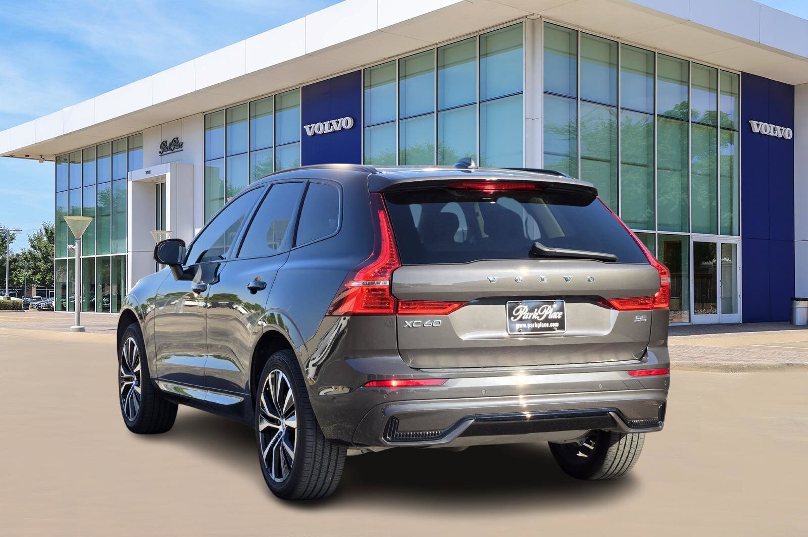 2023 Volvo XC60 B5 Plus photo 4