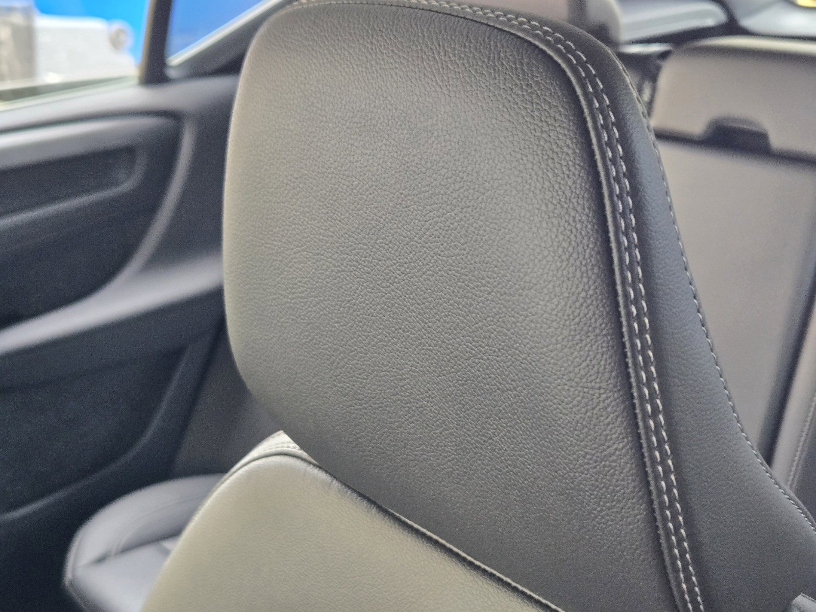 2025 Volvo XC40 Core - Photo 18