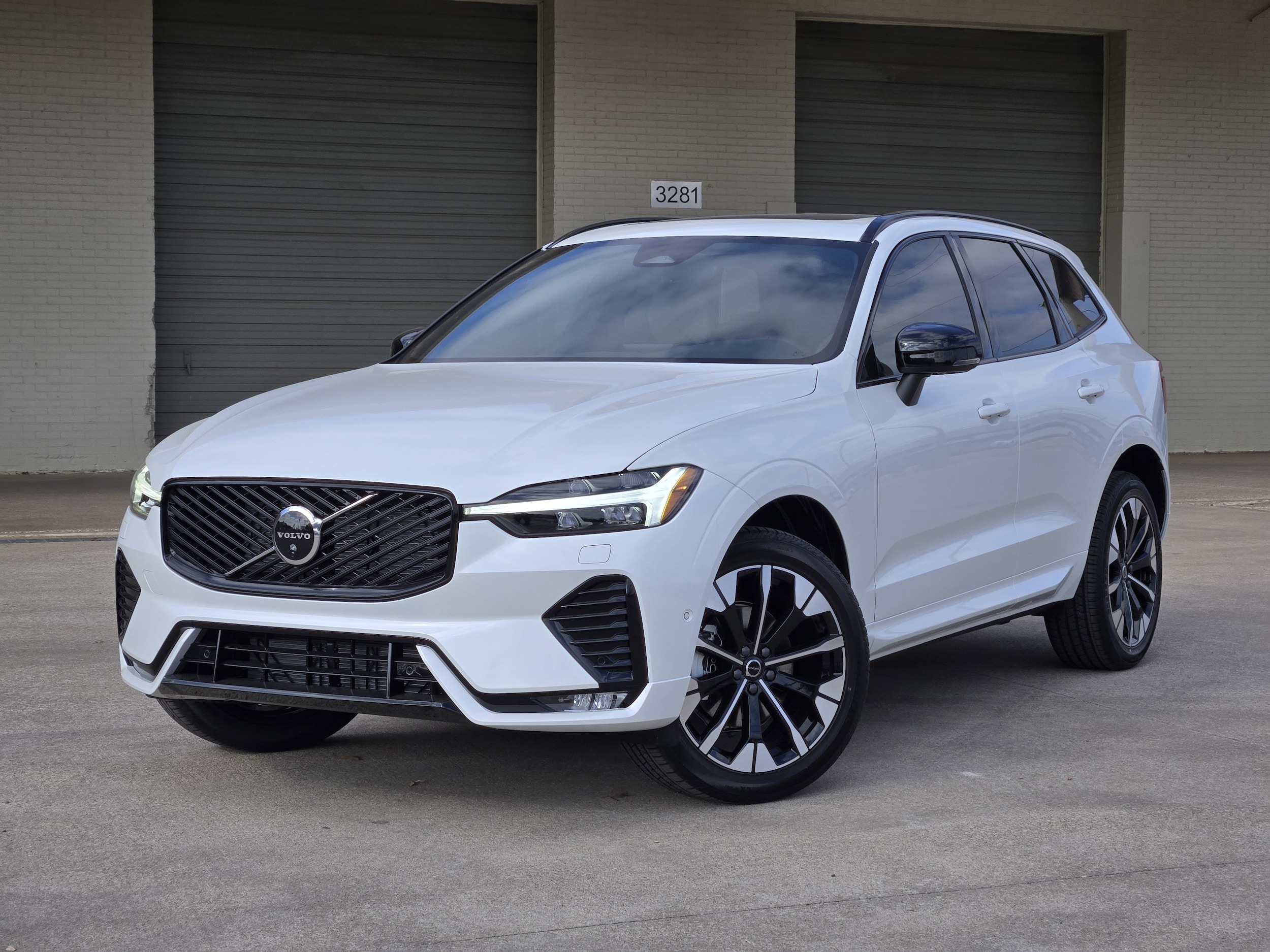 2026 Volvo XC60 Plus's photo