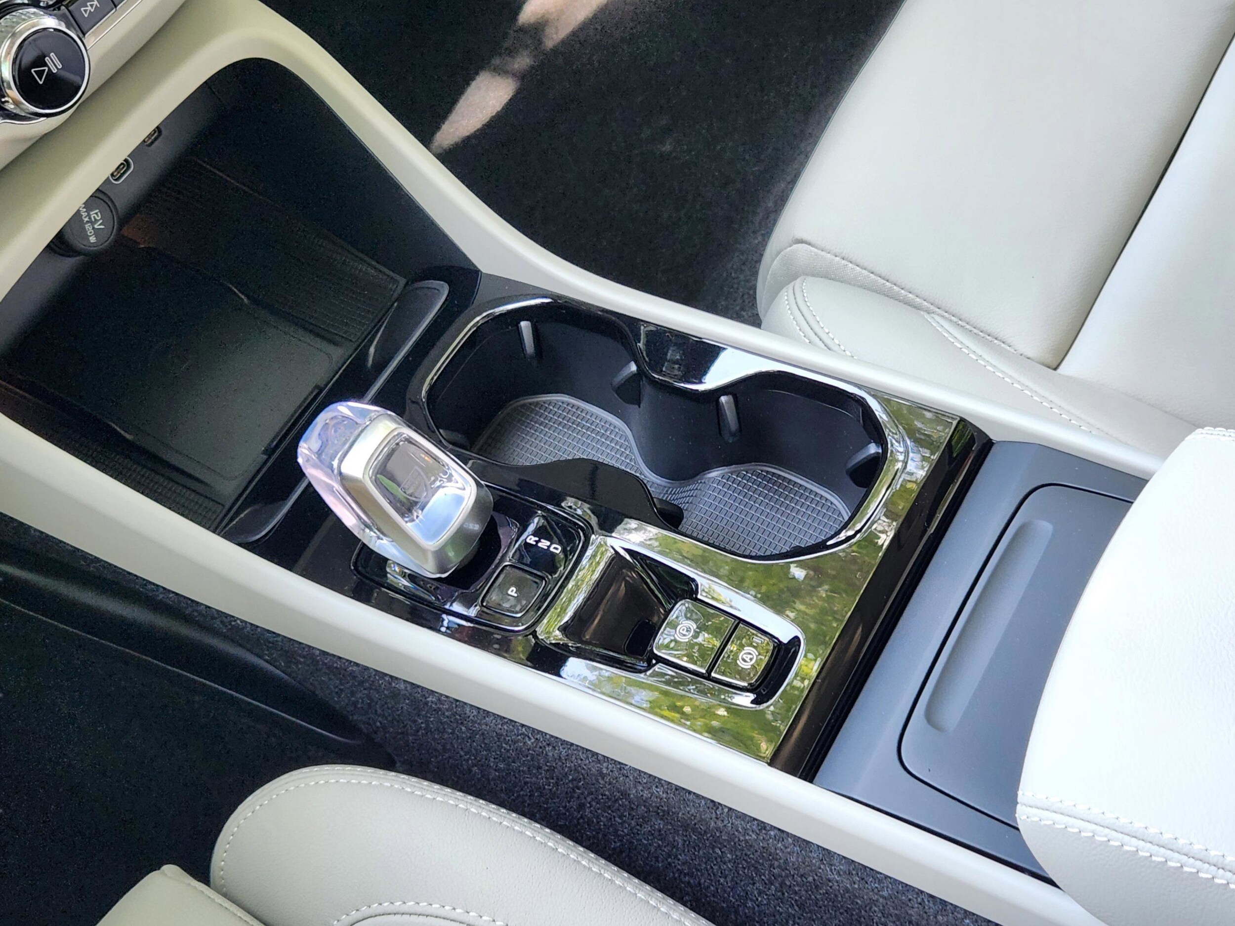 2026 Volvo XC40 Plus - Photo 17