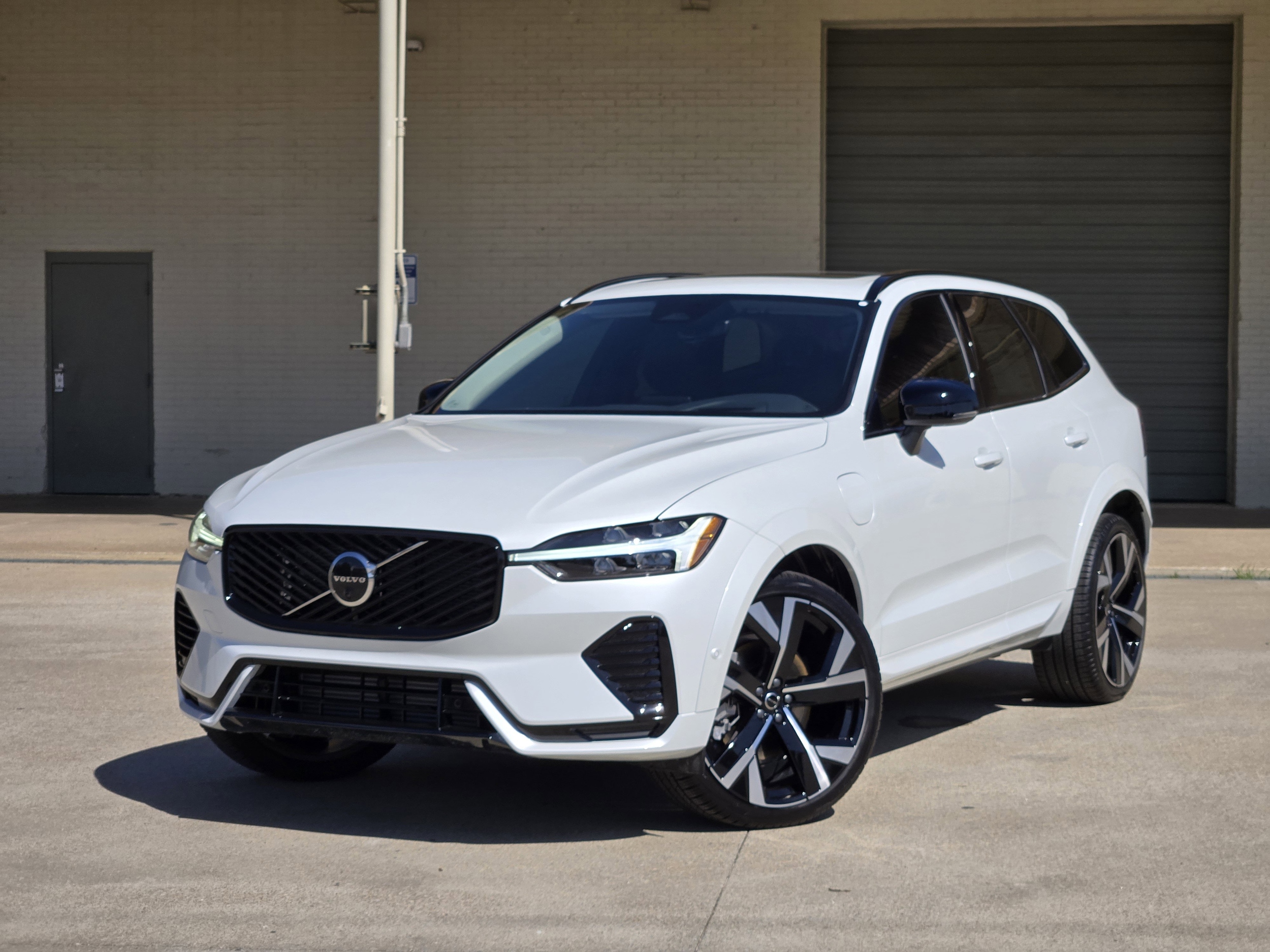 2026 Volvo XC60 T8 Ultra Dark AWD's photo