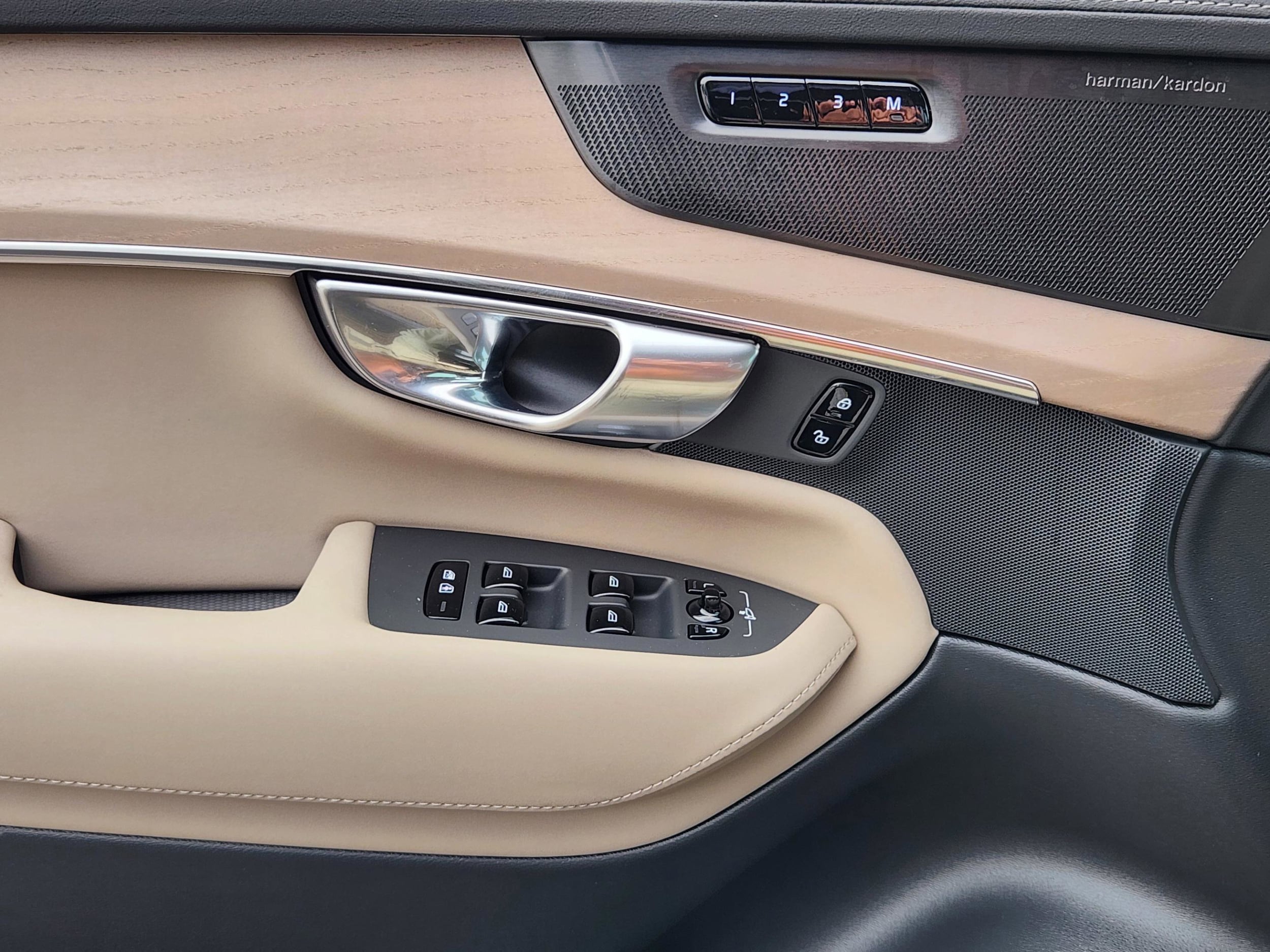 2026 Volvo XC90 Plus - Photo 24