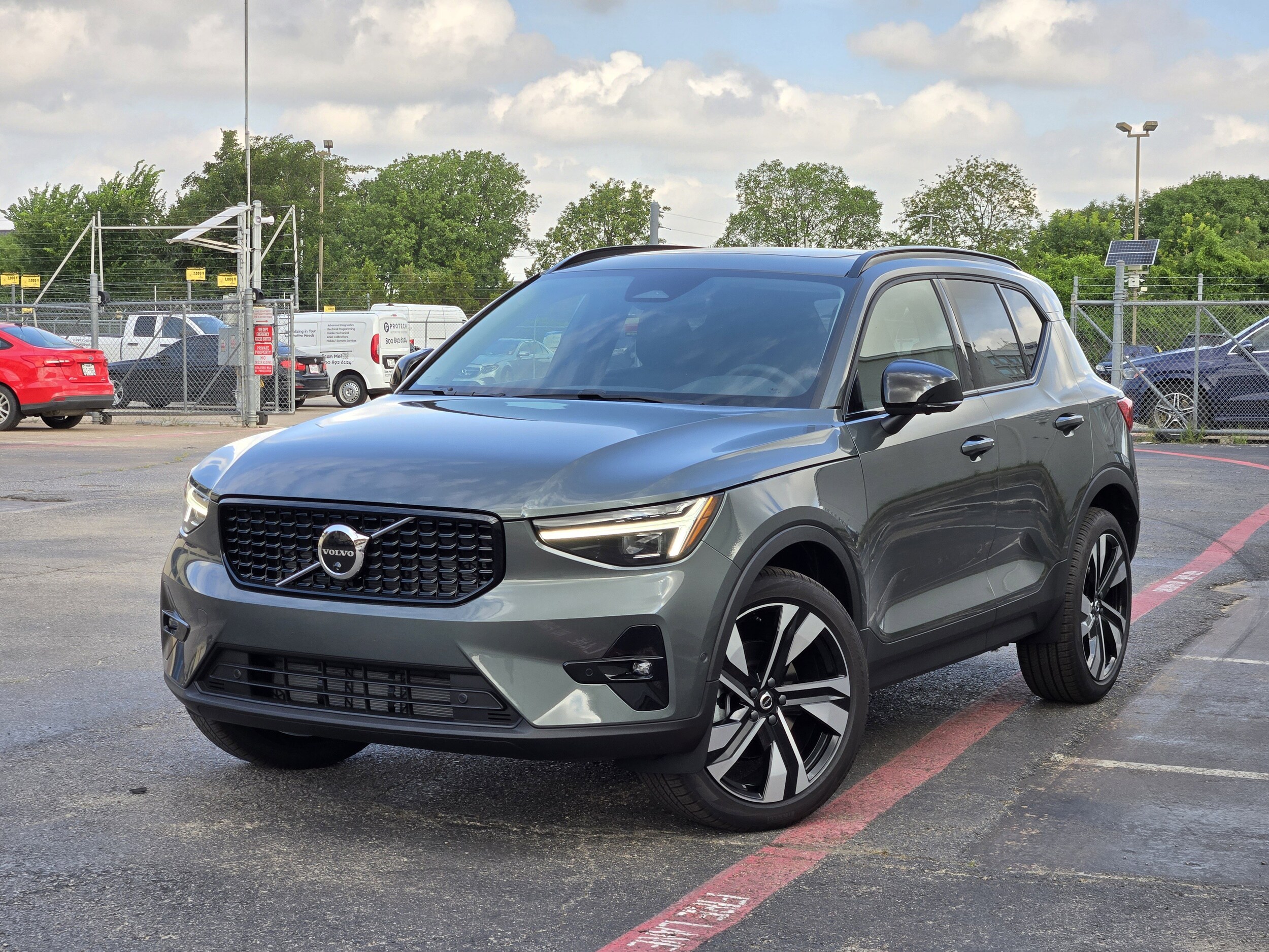 2026 Volvo XC40 B5 Ultra Dark AWD's photo