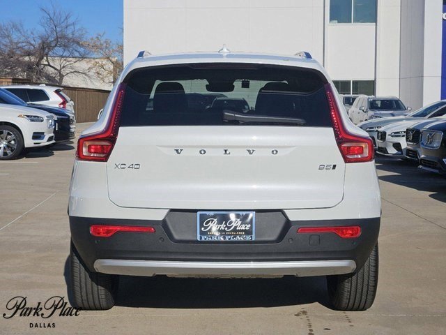 2025 Volvo XC40 Core's photo