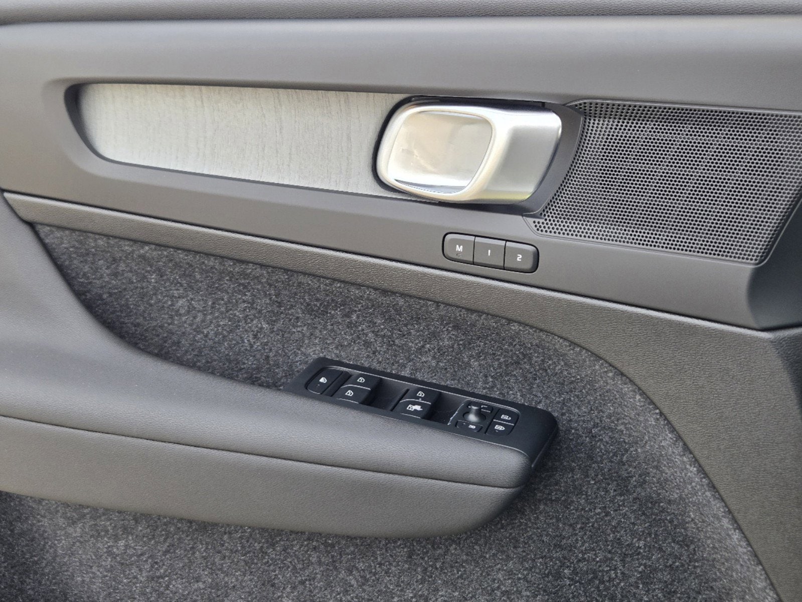 2025 Volvo XC40 Core - Photo 26