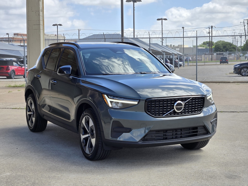 New 2026 Volvo XC40 B5 Core SUV