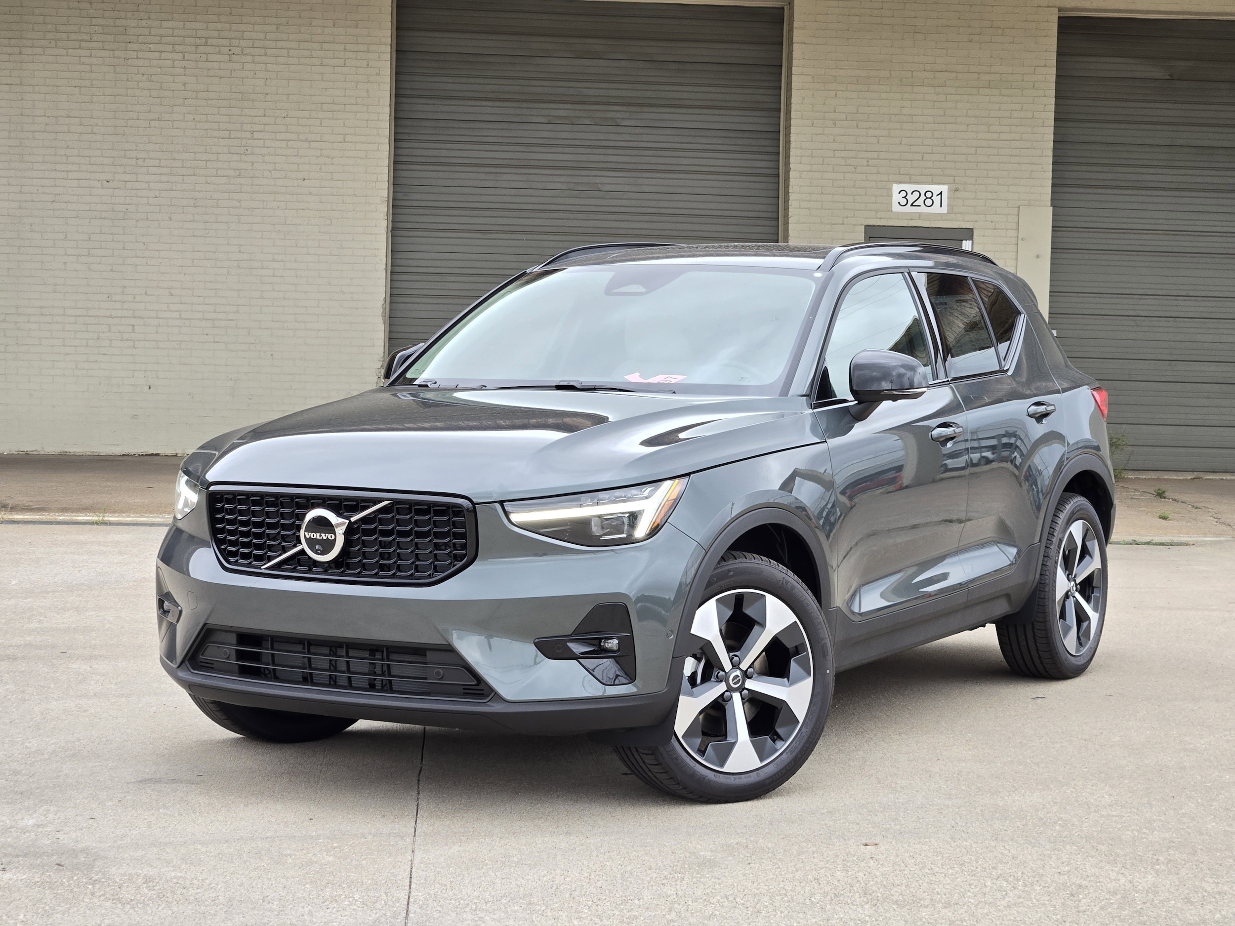 2026 Volvo XC40 B5 Plus Dark AWD's photo