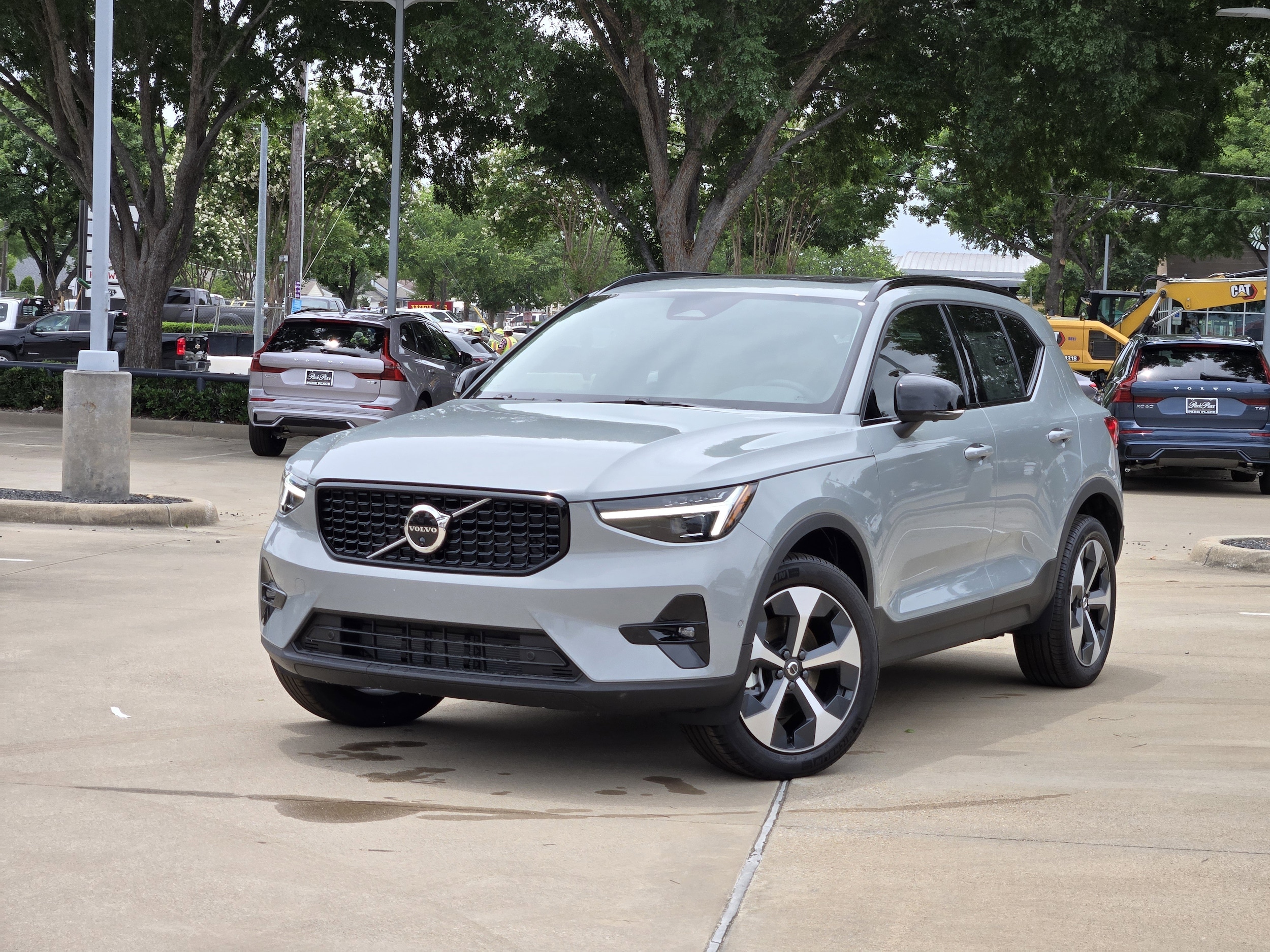 2026 Volvo XC40 B5 Plus Dark AWD's photo