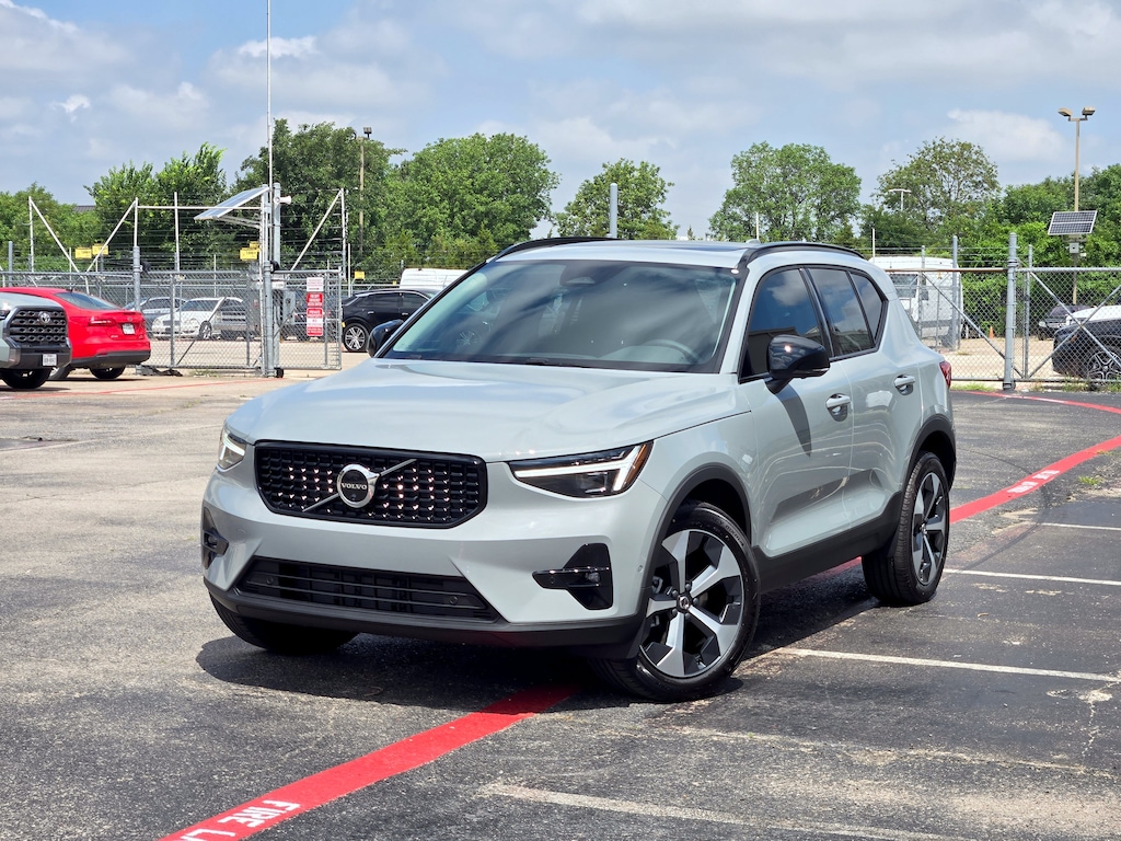 New 2026 Volvo XC40 B5 Plus SUV