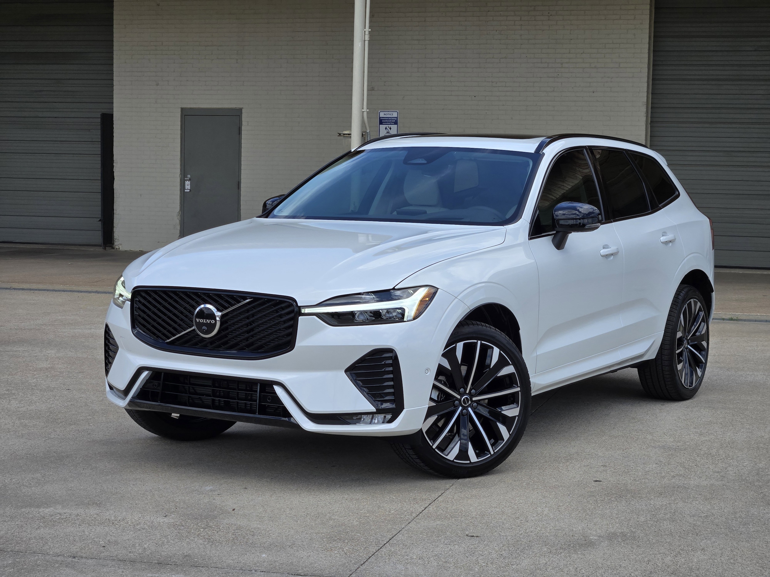 2026 Volvo XC60 B5 Ultra Dark AWD's photo