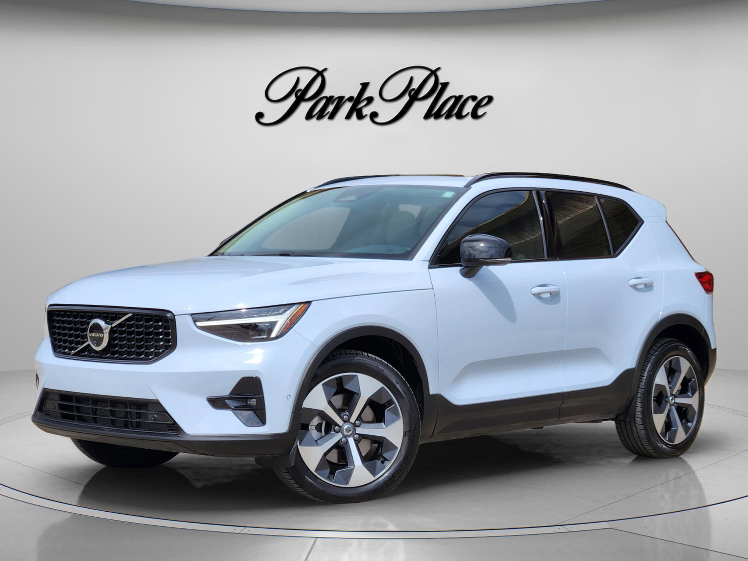 2026 Volvo XC40 B5 Plus Dark AWD's photo