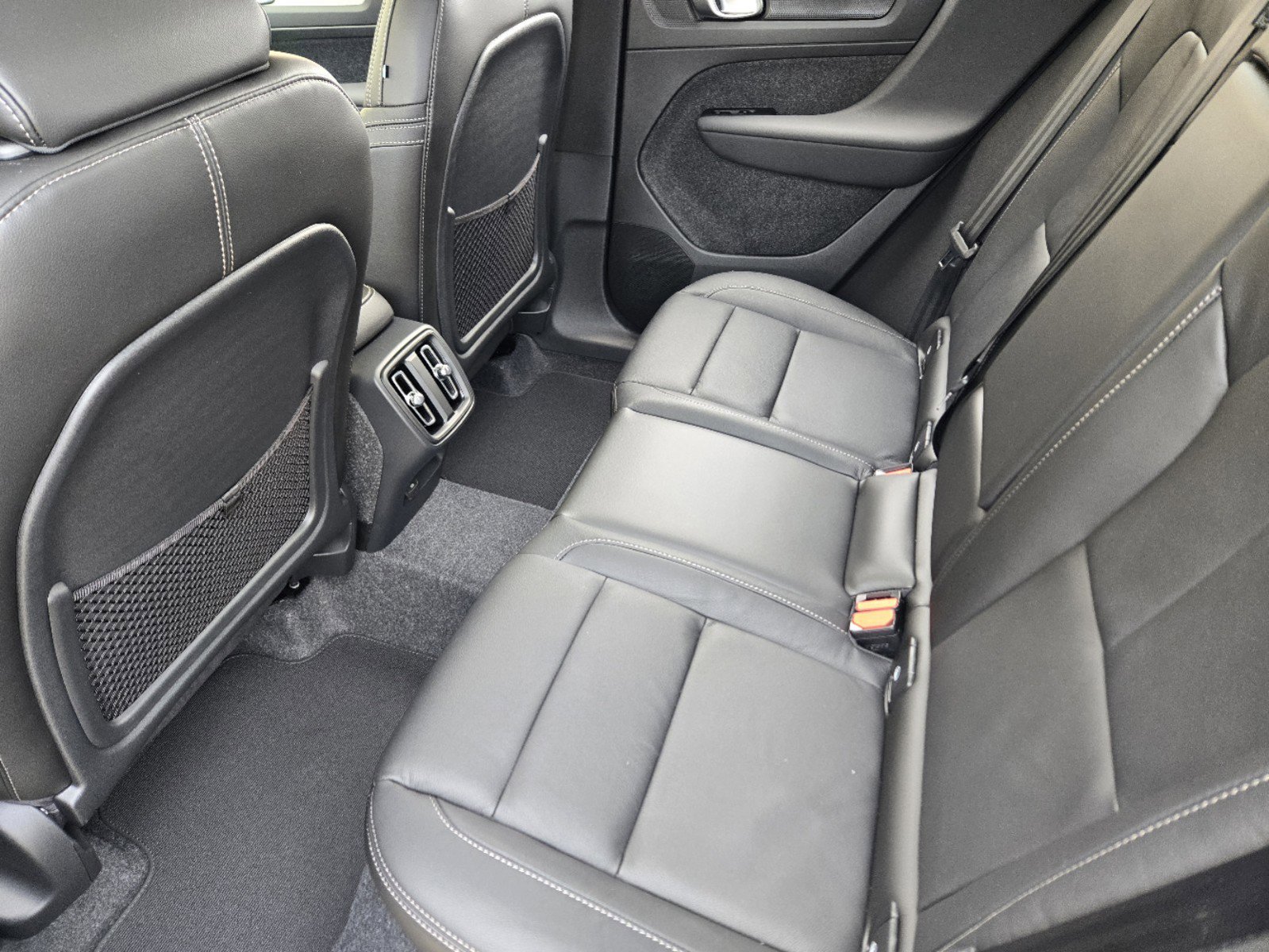 2025 Volvo XC40 Core - Photo 32