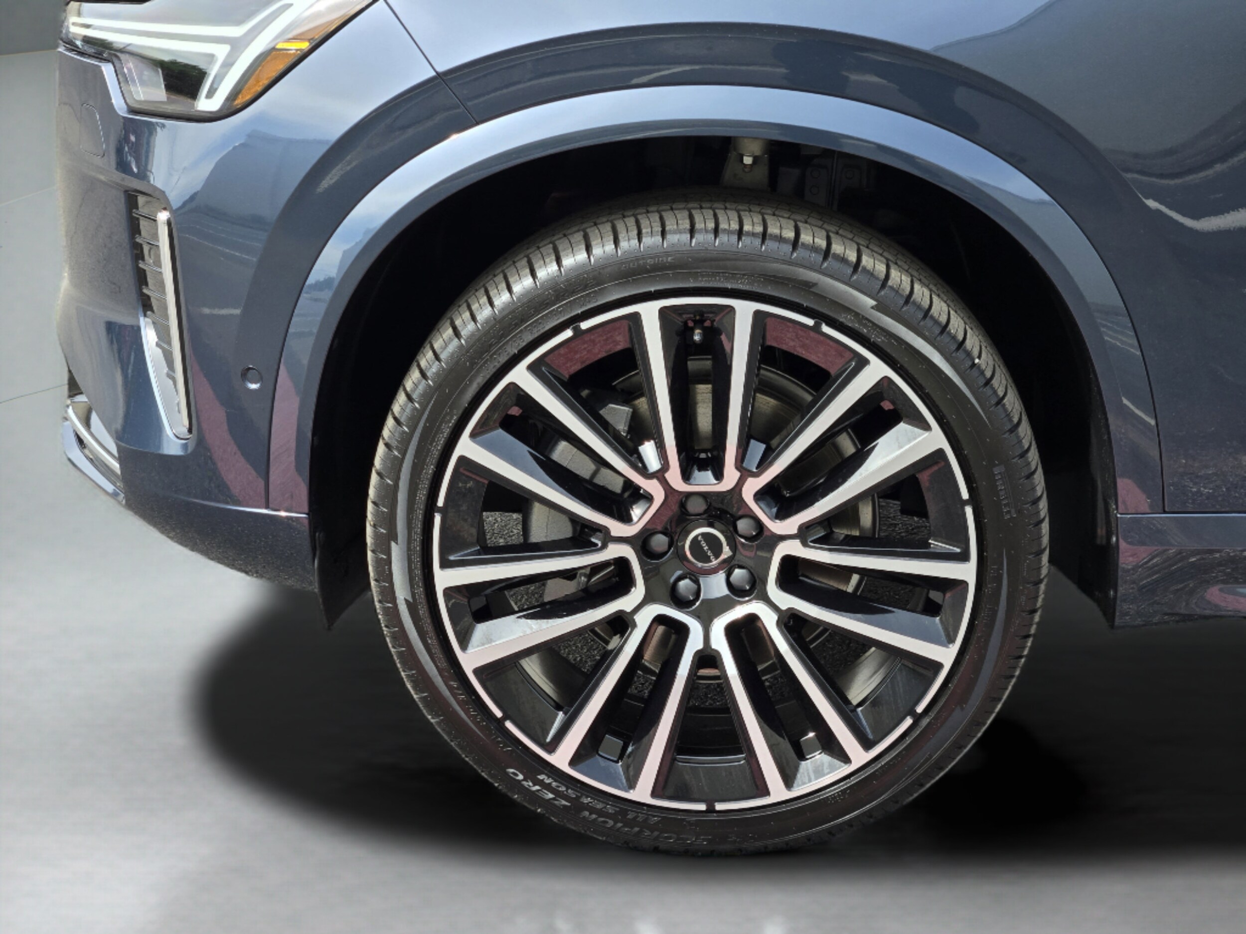 2026 Volvo XC90 Plus | CarEdge | CarEdge
