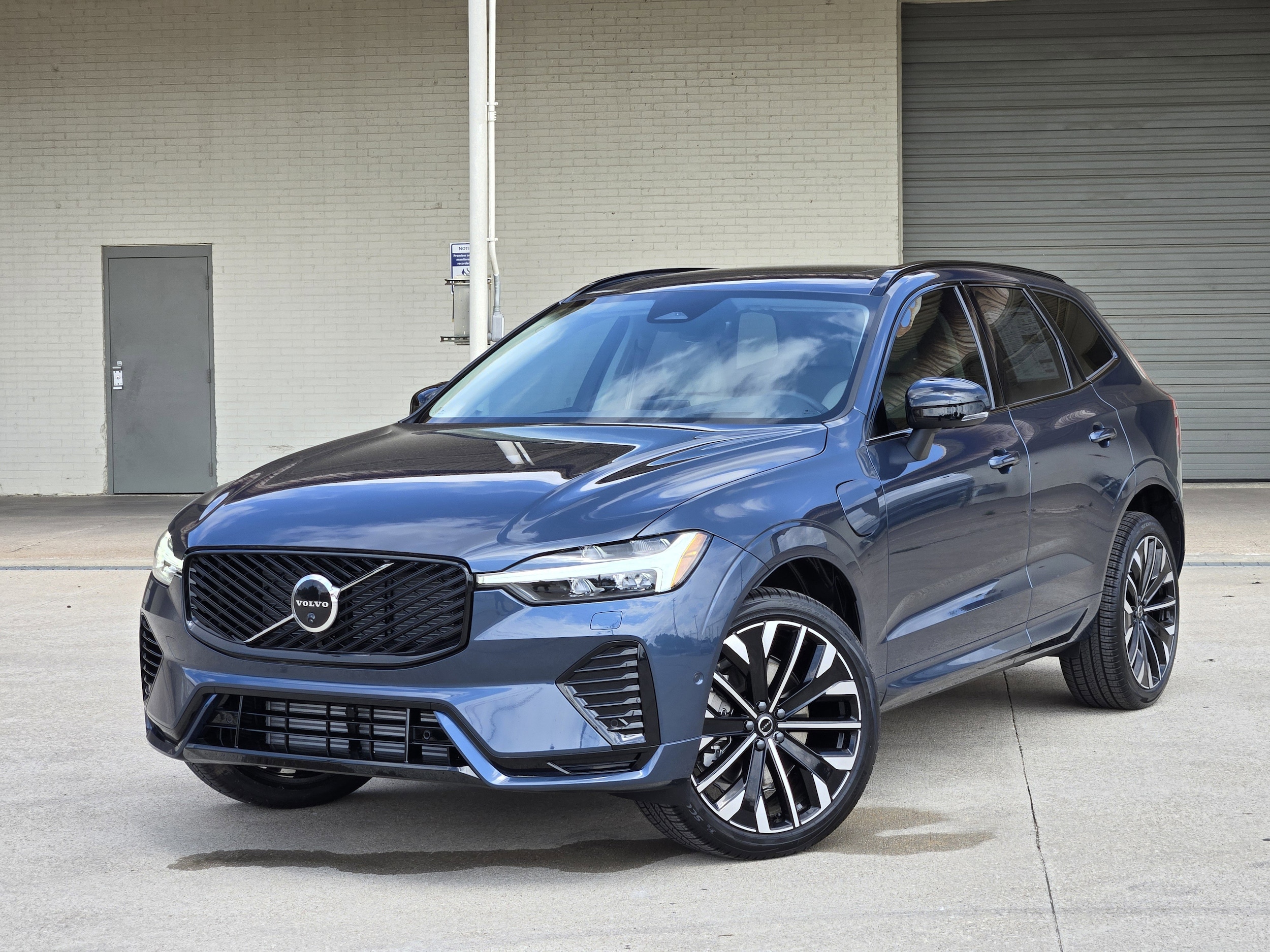 2026 Volvo XC60 T8 Ultra Dark AWD's photo