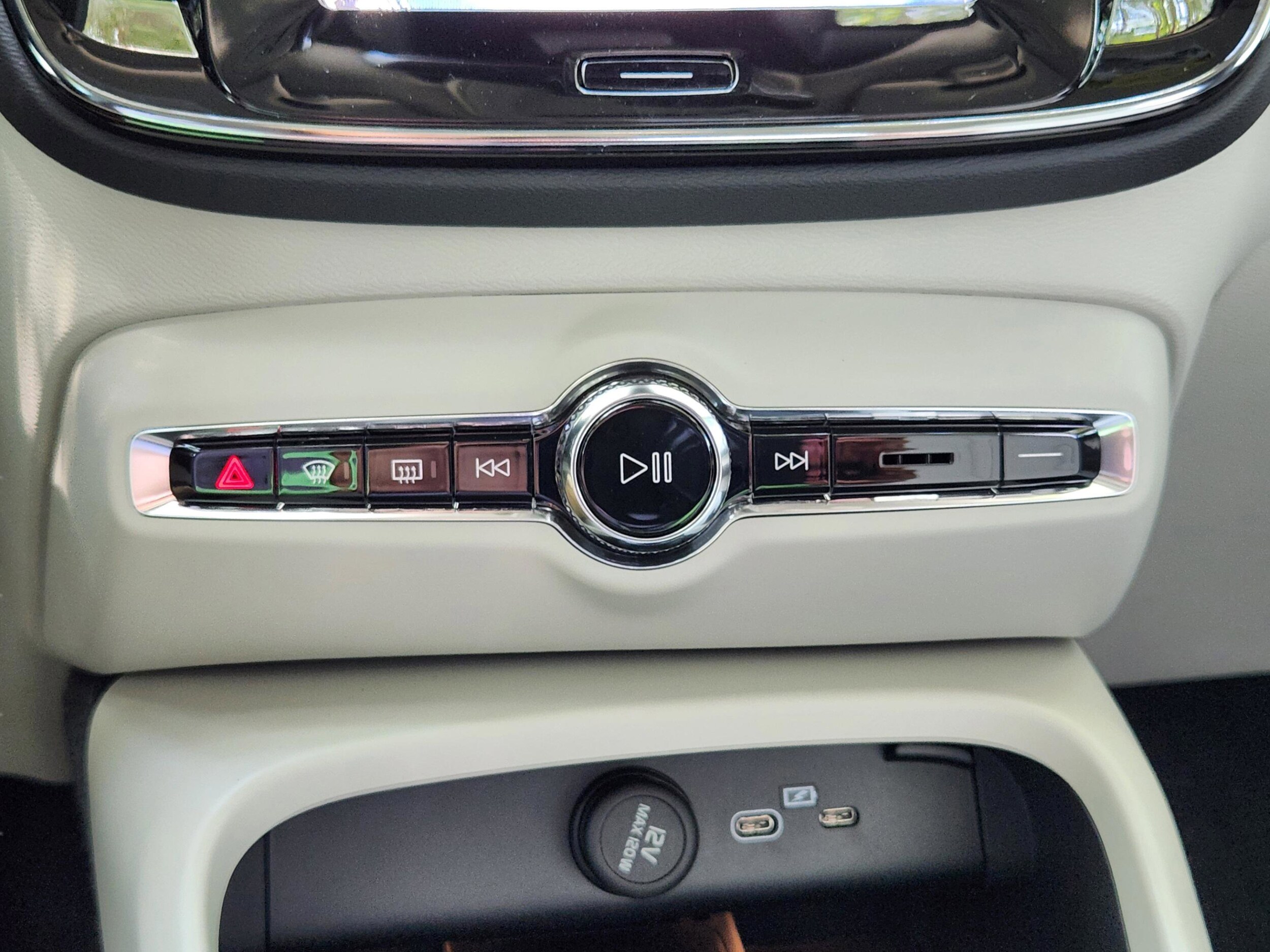 2026 Volvo XC40 Plus - Photo 16