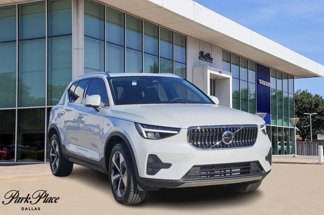 2025 Volvo XC40 Core