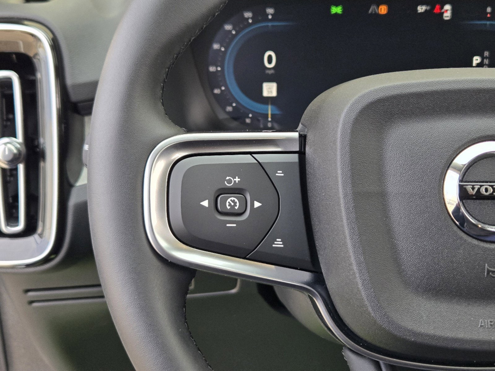 2025 Volvo XC40 Core - Photo 30