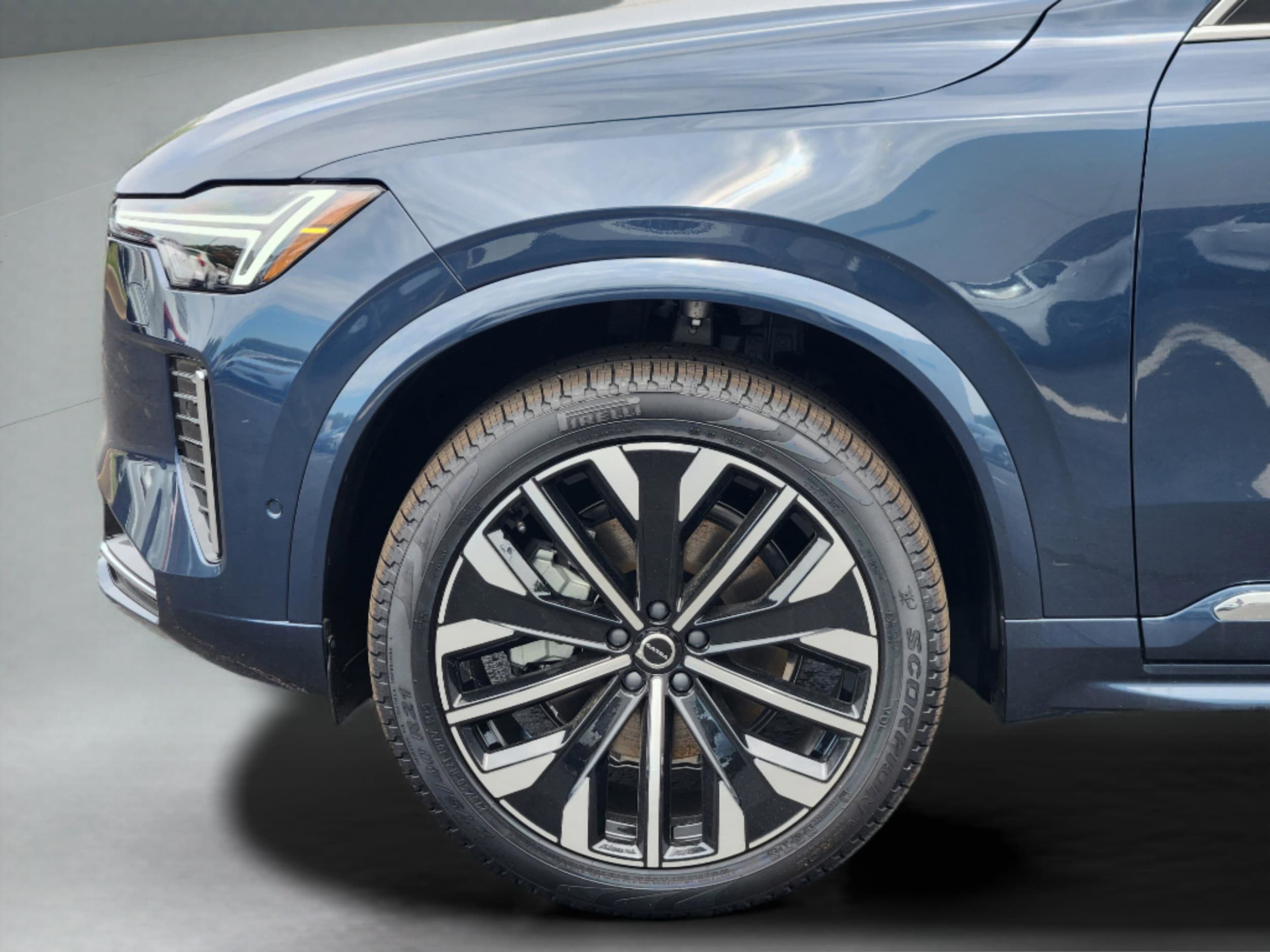 2026 Volvo XC90 Plus - Photo 11